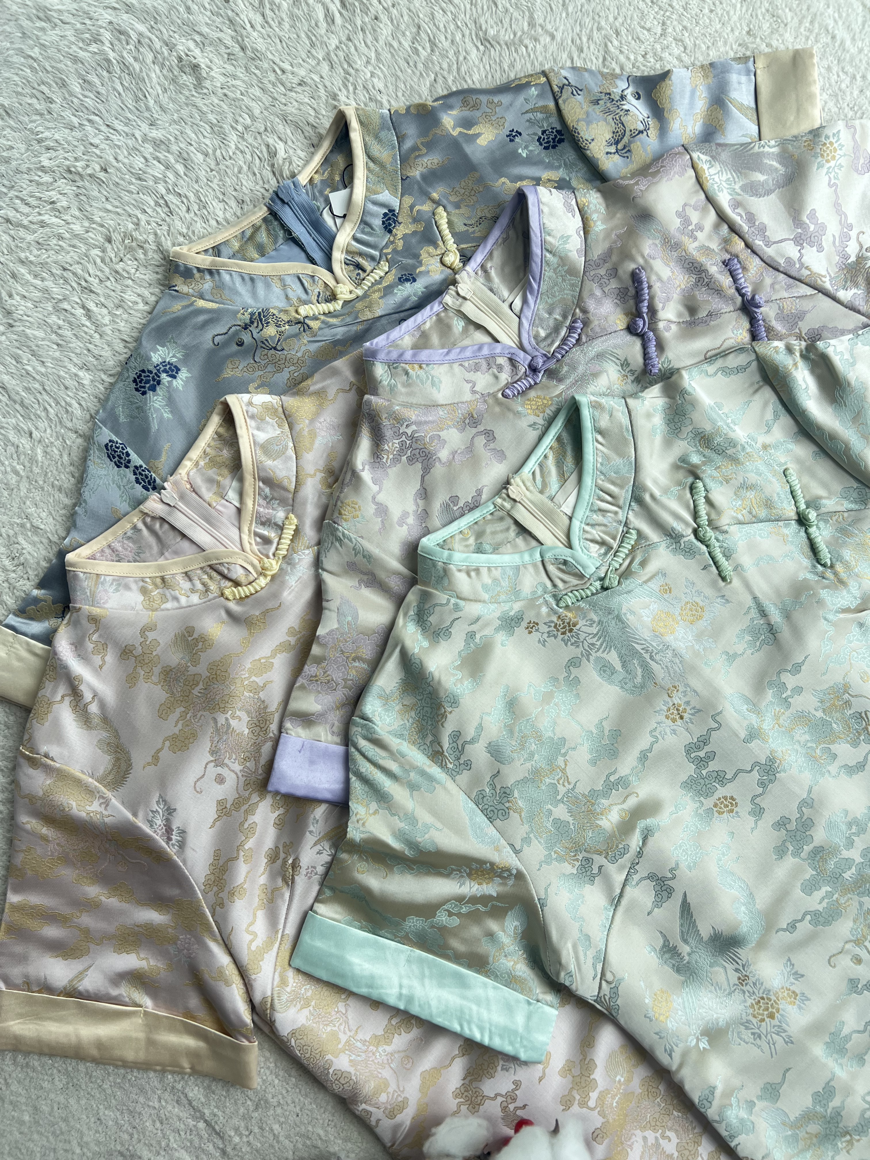 （情侣-女） 清秀缎面刺绣连身裙旗袍.