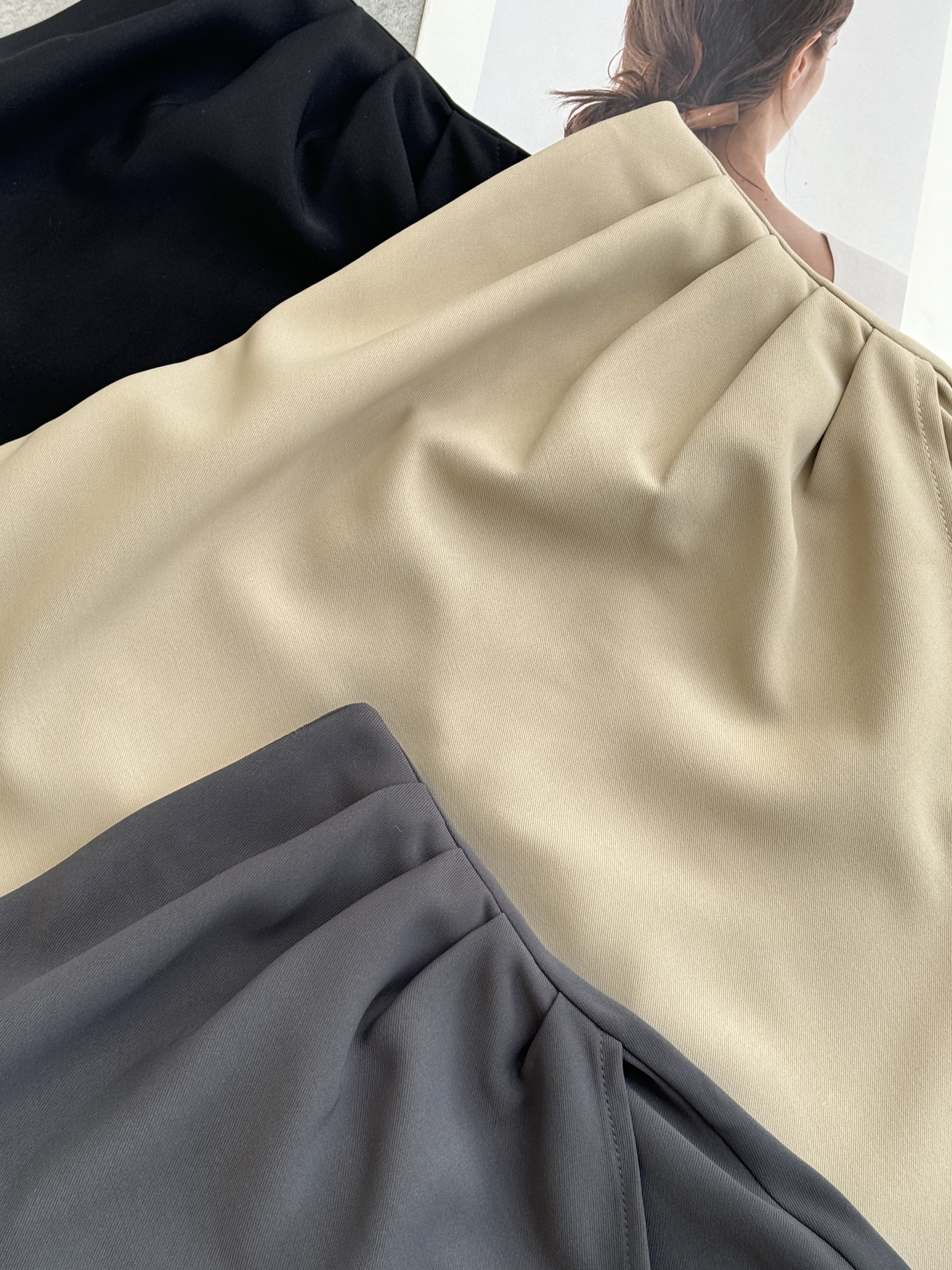 侧腰皱褶斜尾滑面短裙