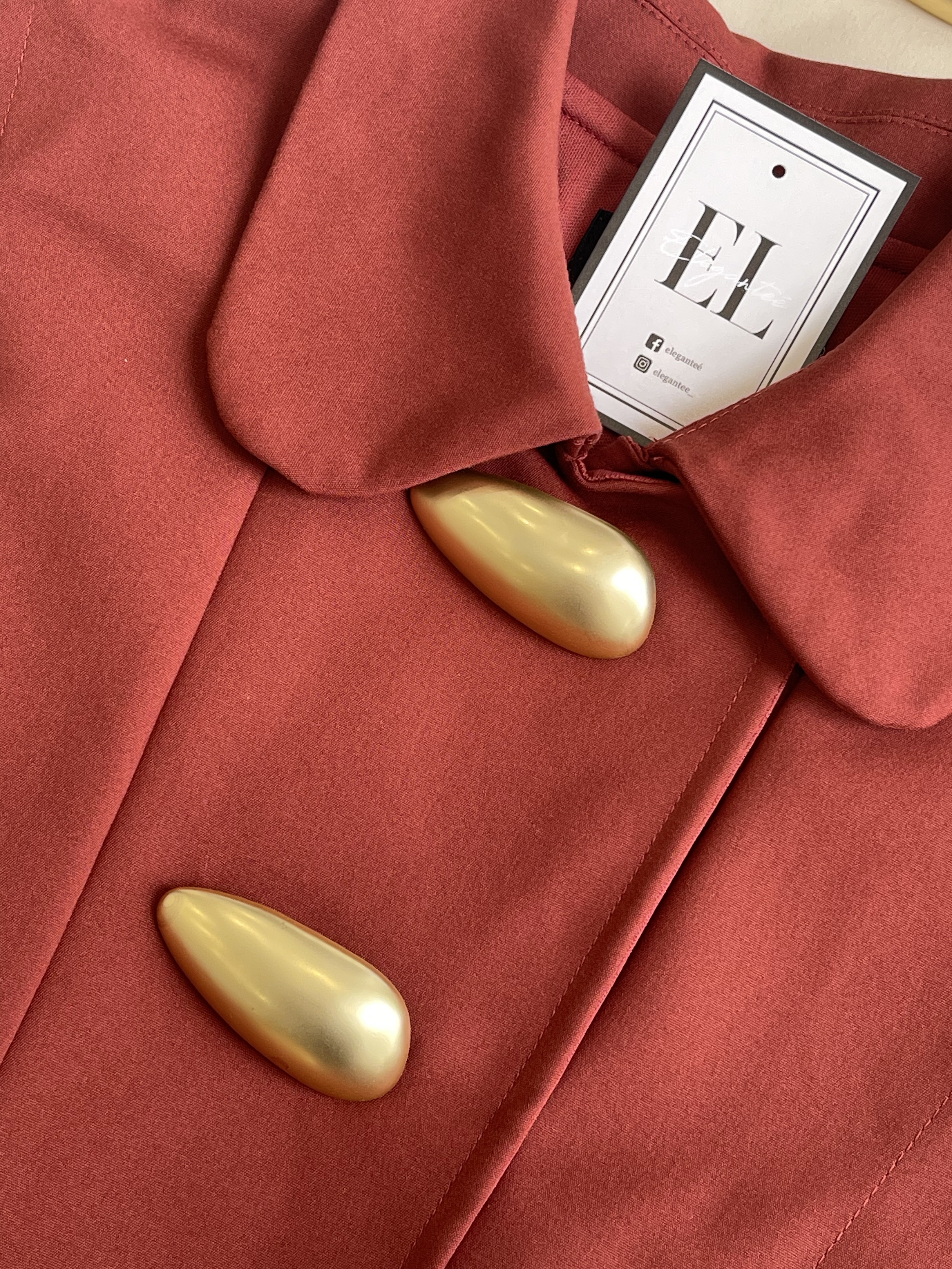 个性大椭圆金扣过肩袖Top