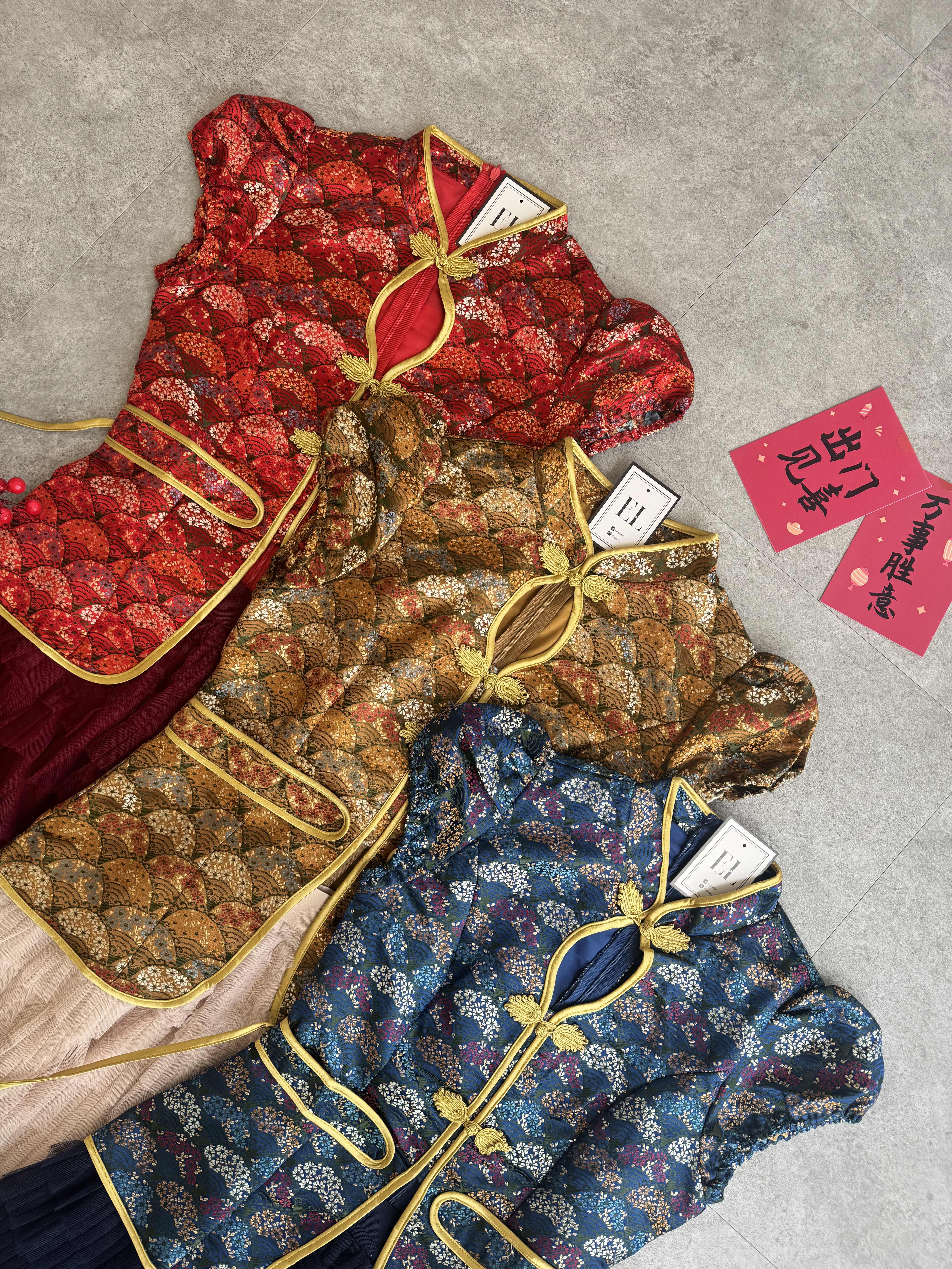 《新年旗袍》纱裙扇子刺绣套装