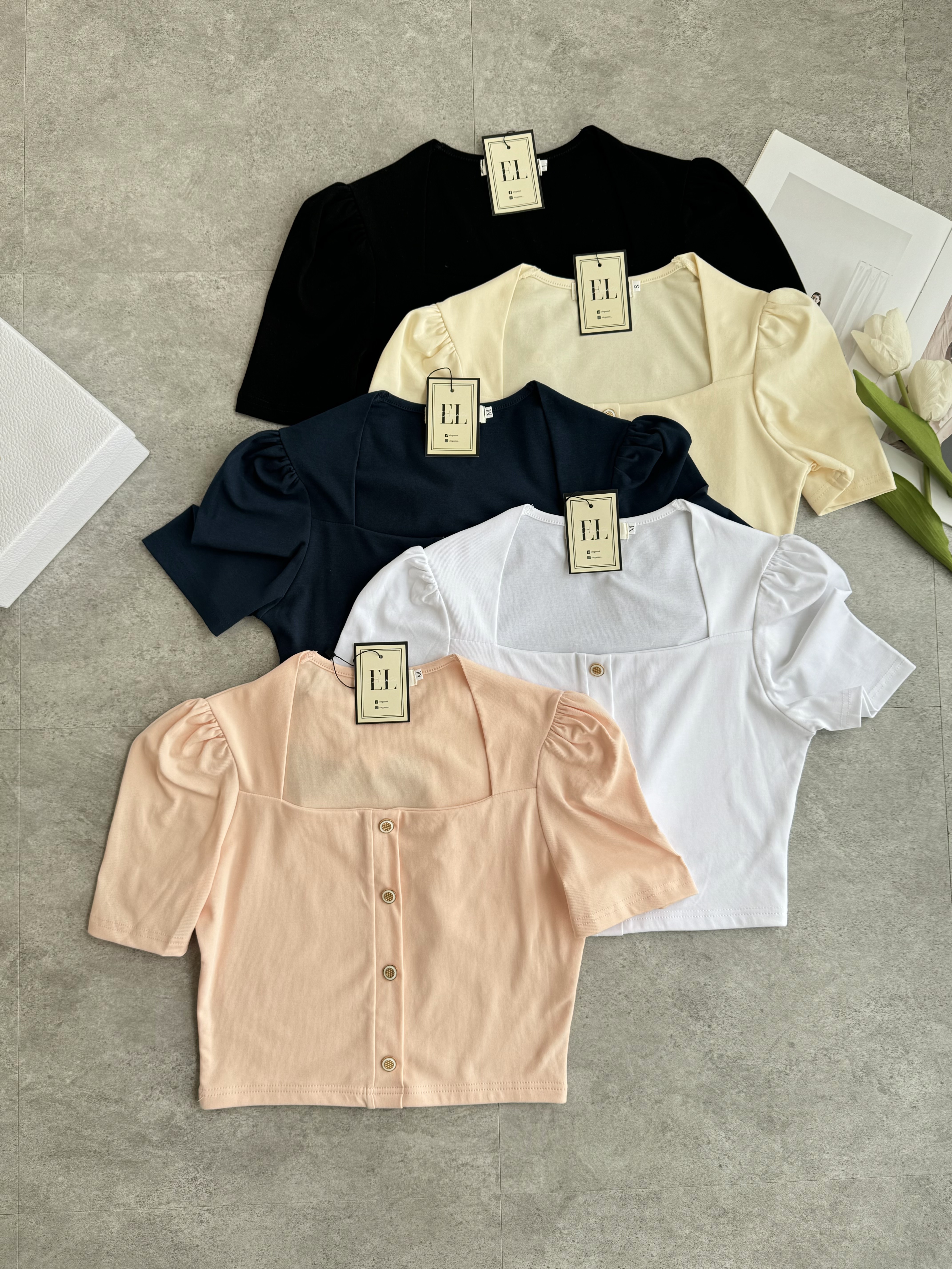 公主袖三角领金扣上衣