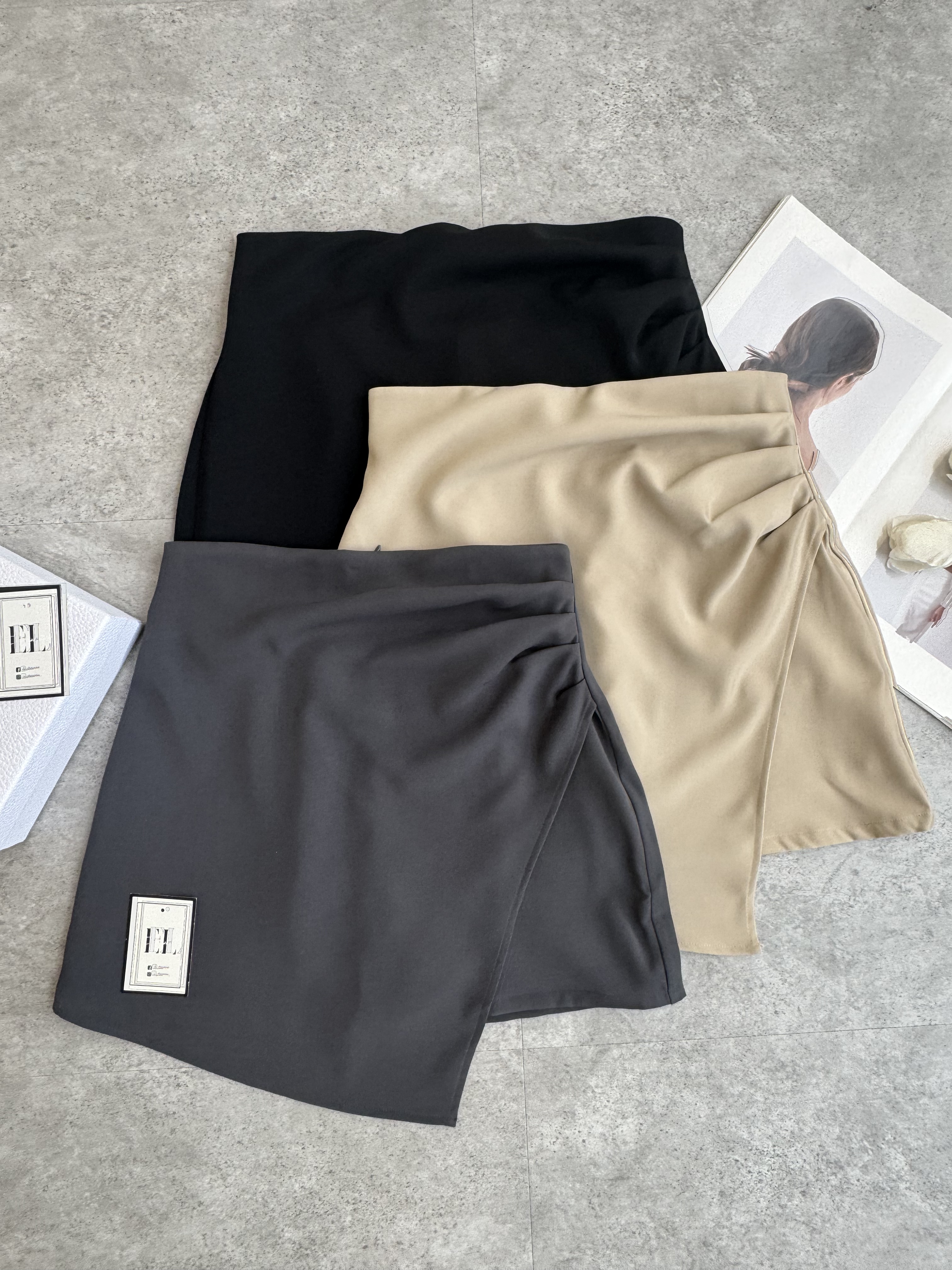 侧腰皱褶斜尾滑面短裙