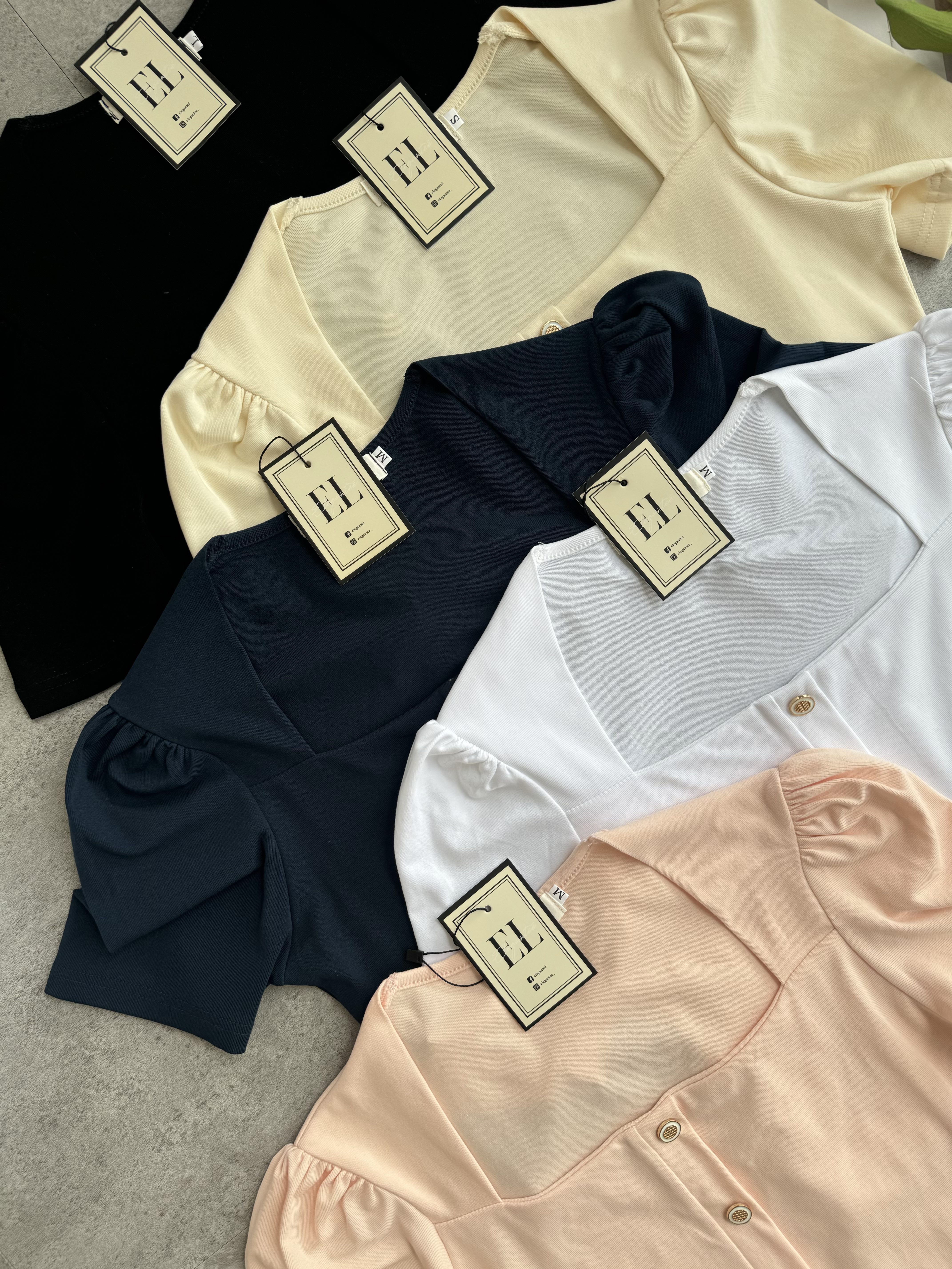 公主袖三角领金扣上衣