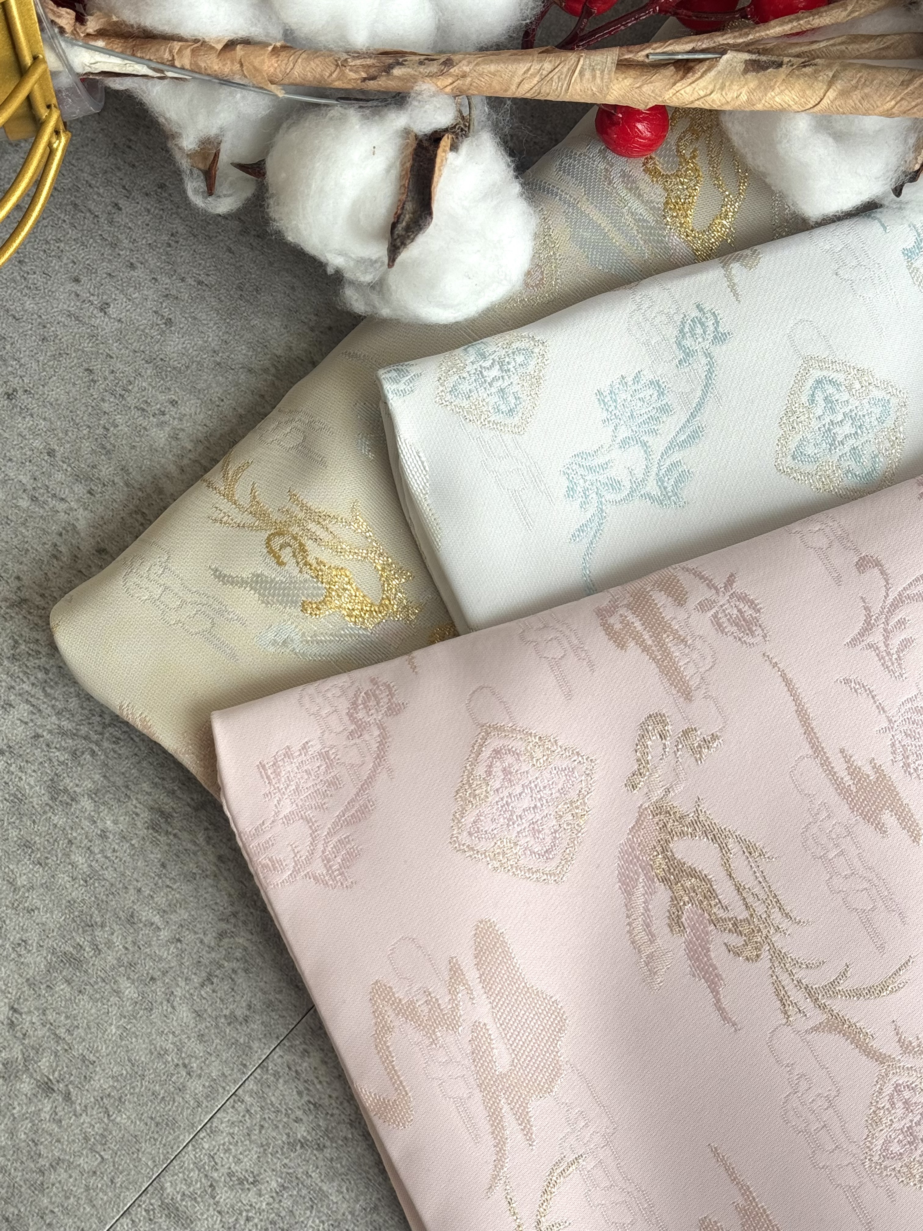 《女童》仙境火云刺绣旗袍