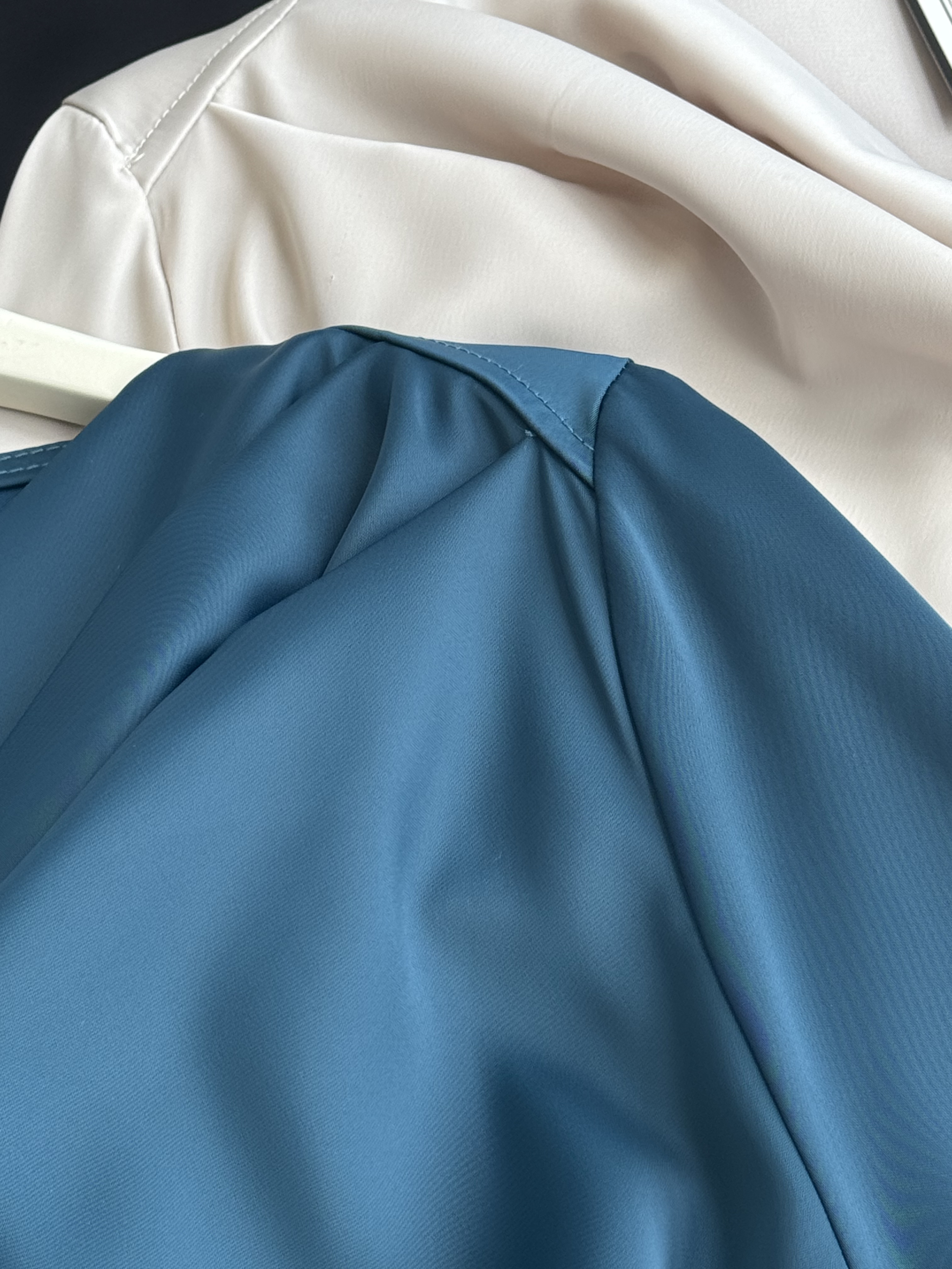 缎面波浪领长袖知性风Top