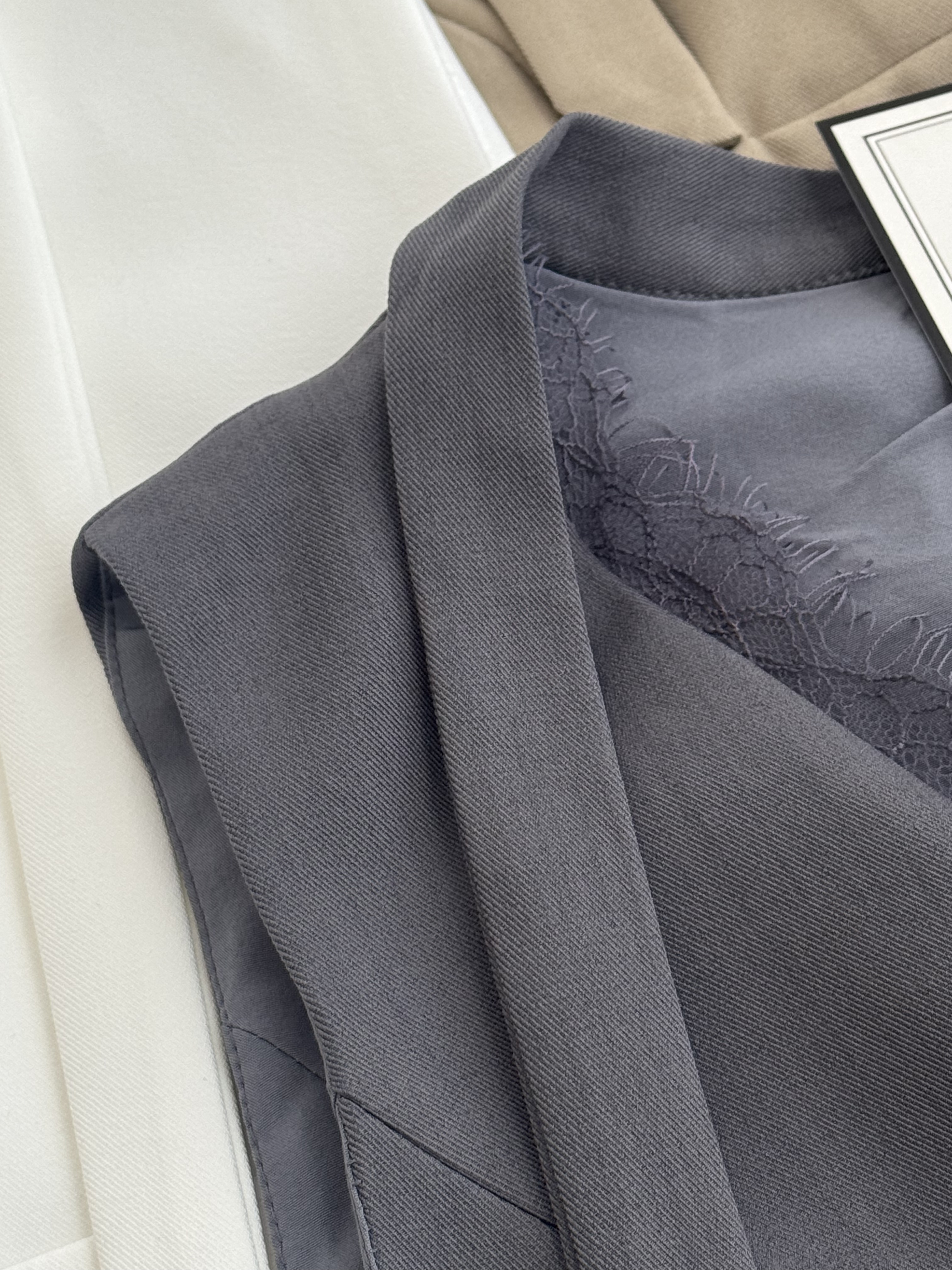 低领蕾丝边颈项带马甲