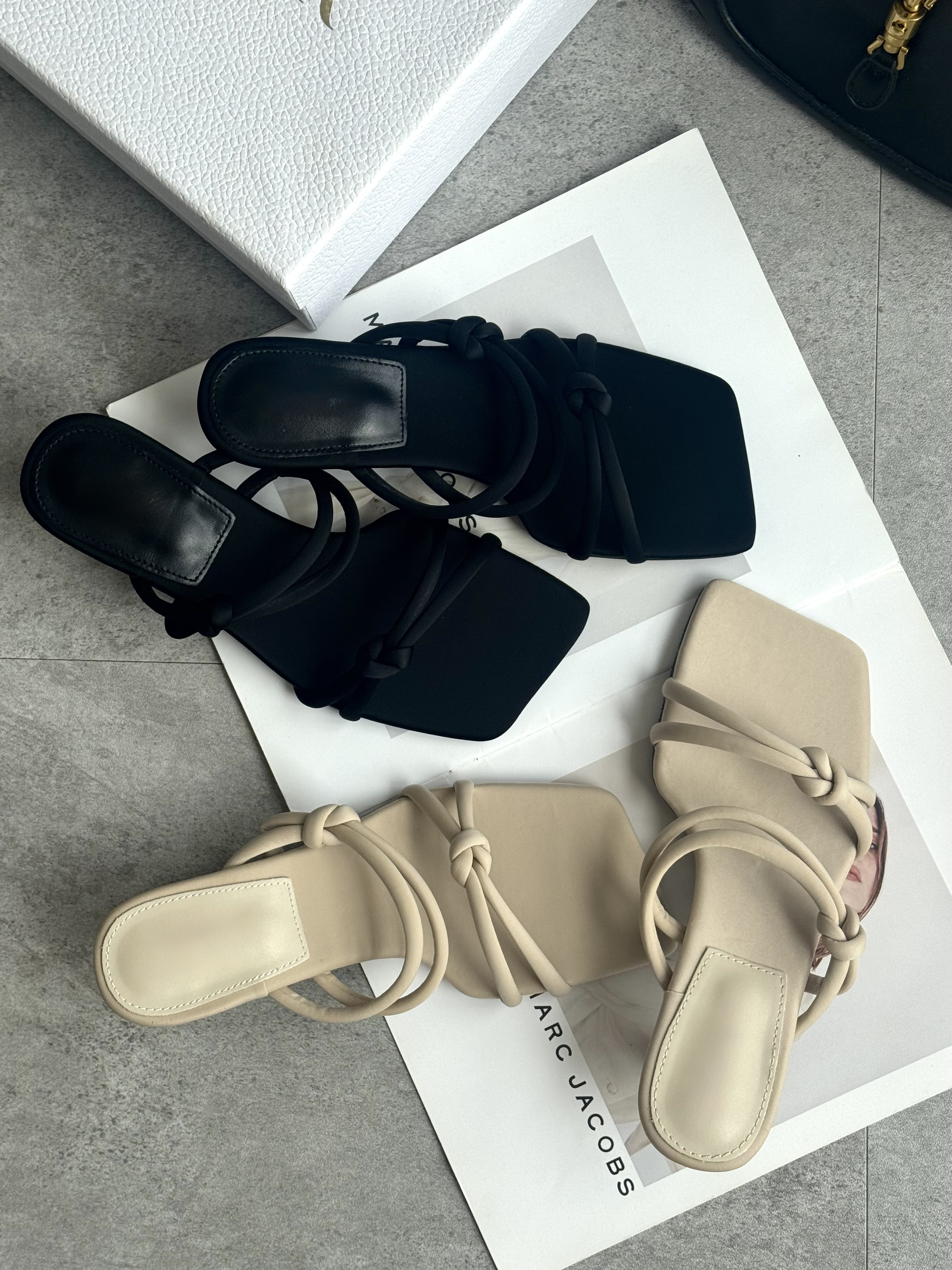 双带结高跟凉鞋