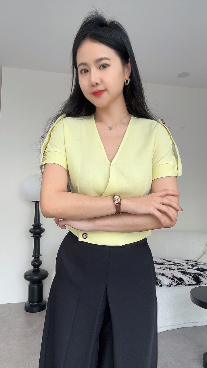 三层复古黑金扣交叉V领Top