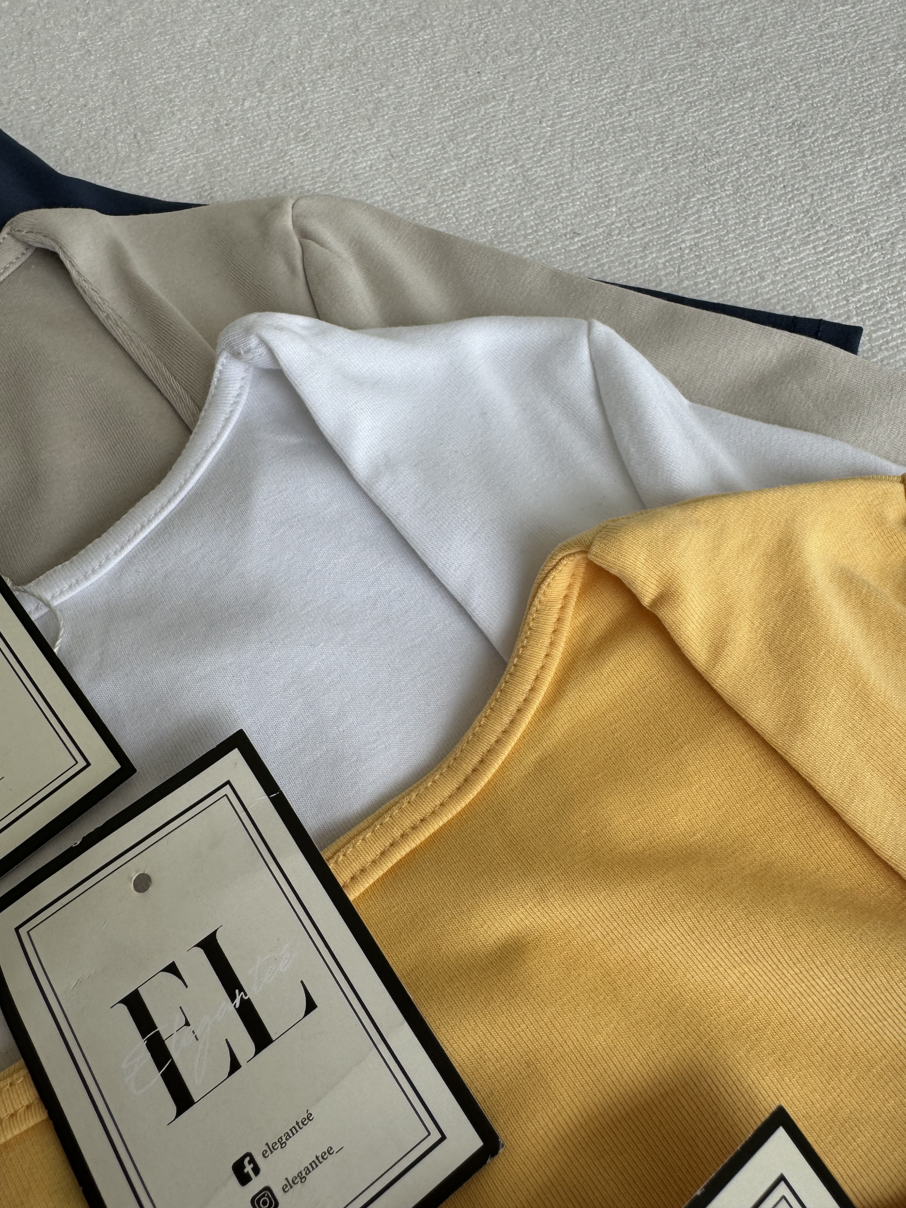 中袖圆弧方领上衣