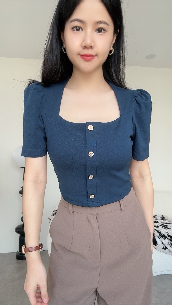 公主袖三角领金扣上衣