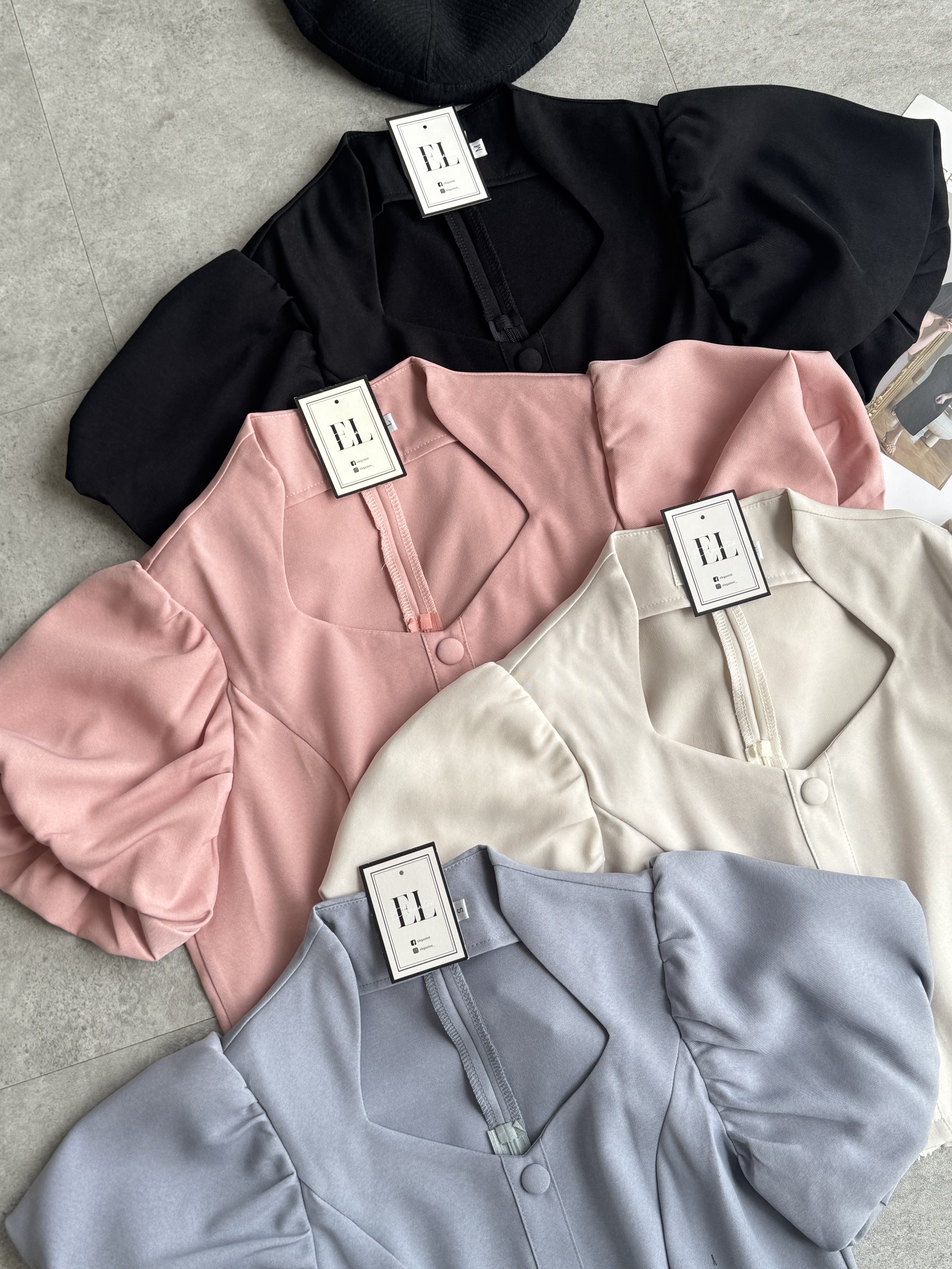 宫廷三角领泡袖Top