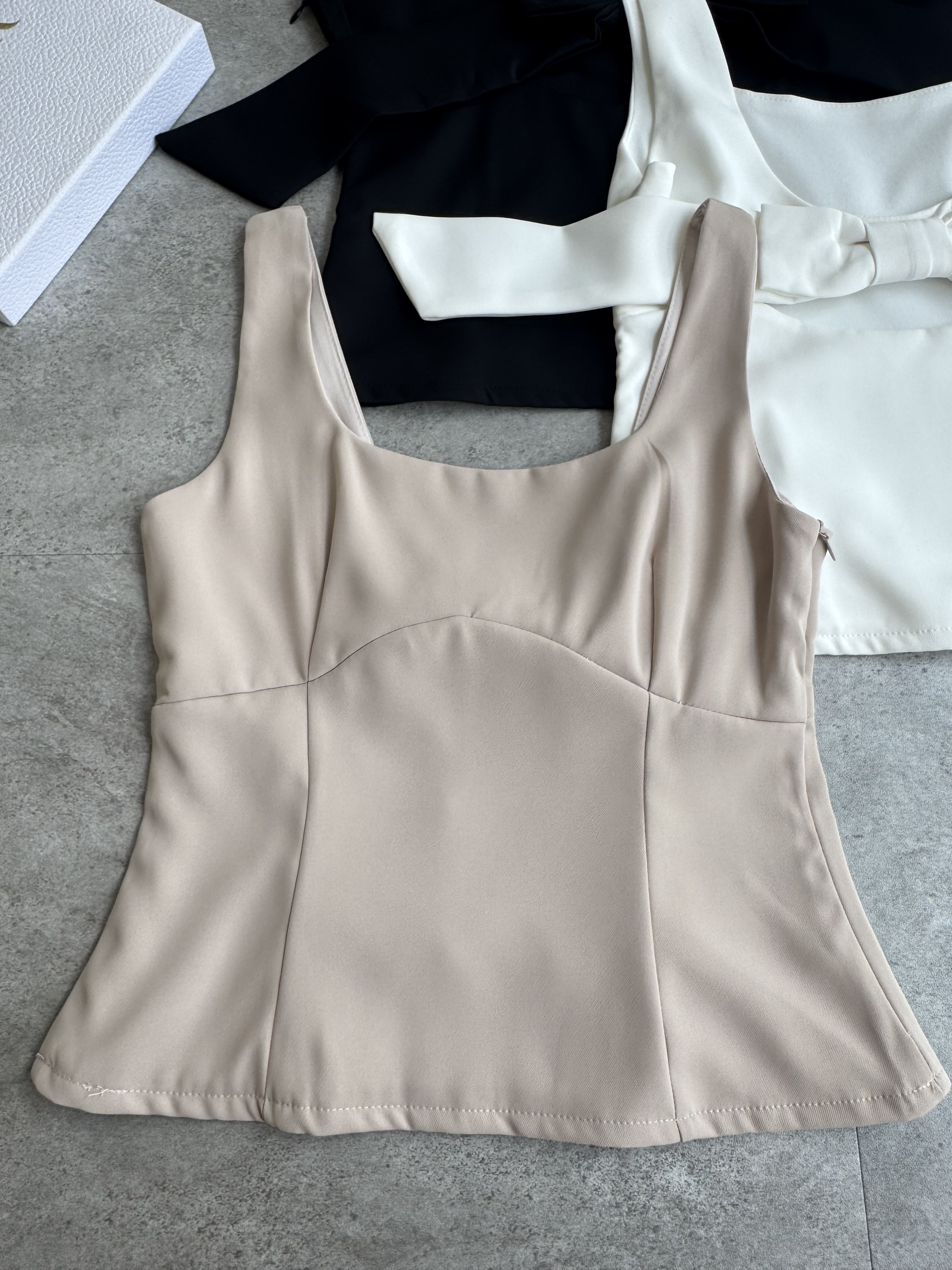 后背蝴蝶结滑面吊带上衣