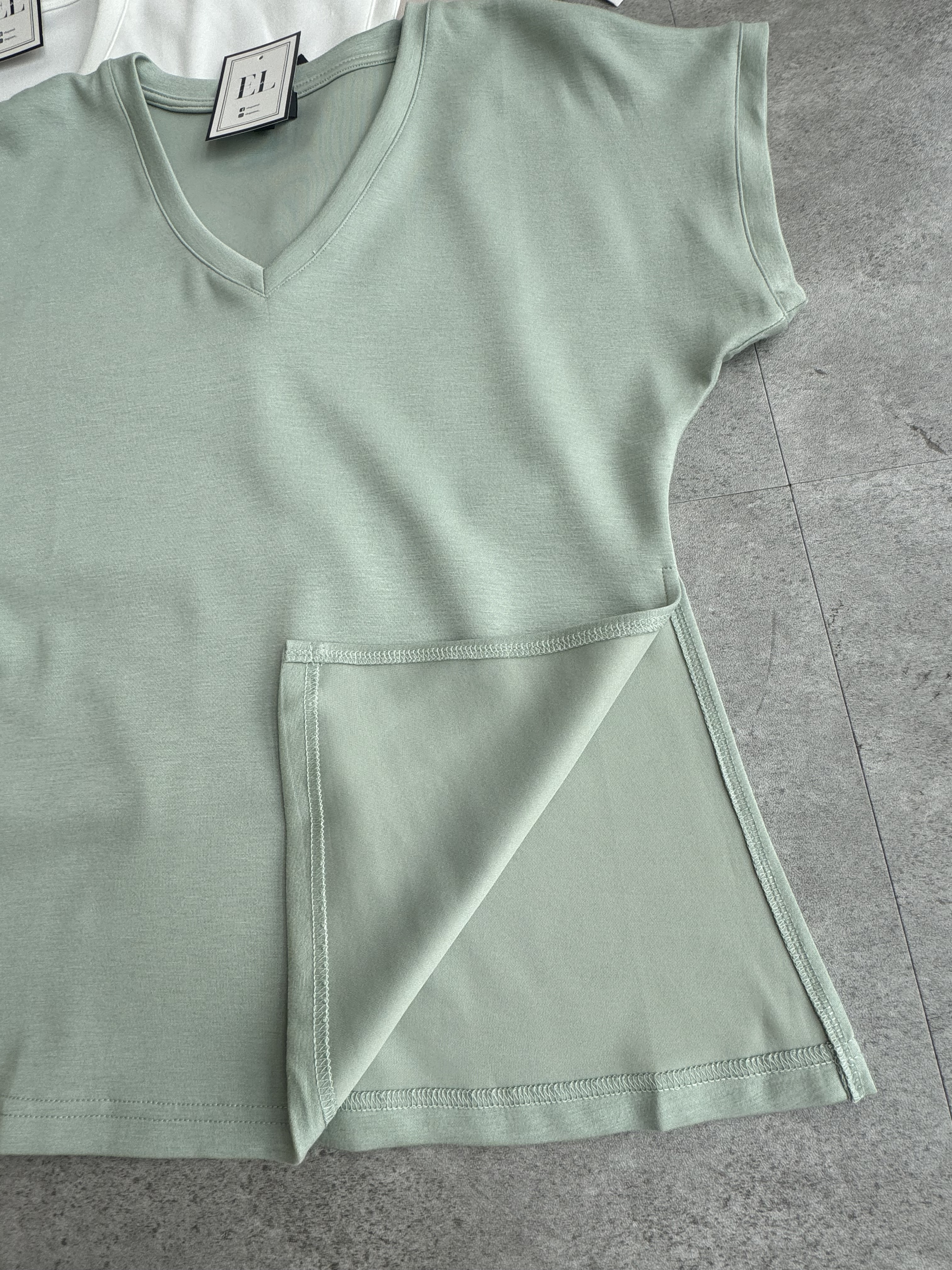 柔软料侧开叉V领Shirt