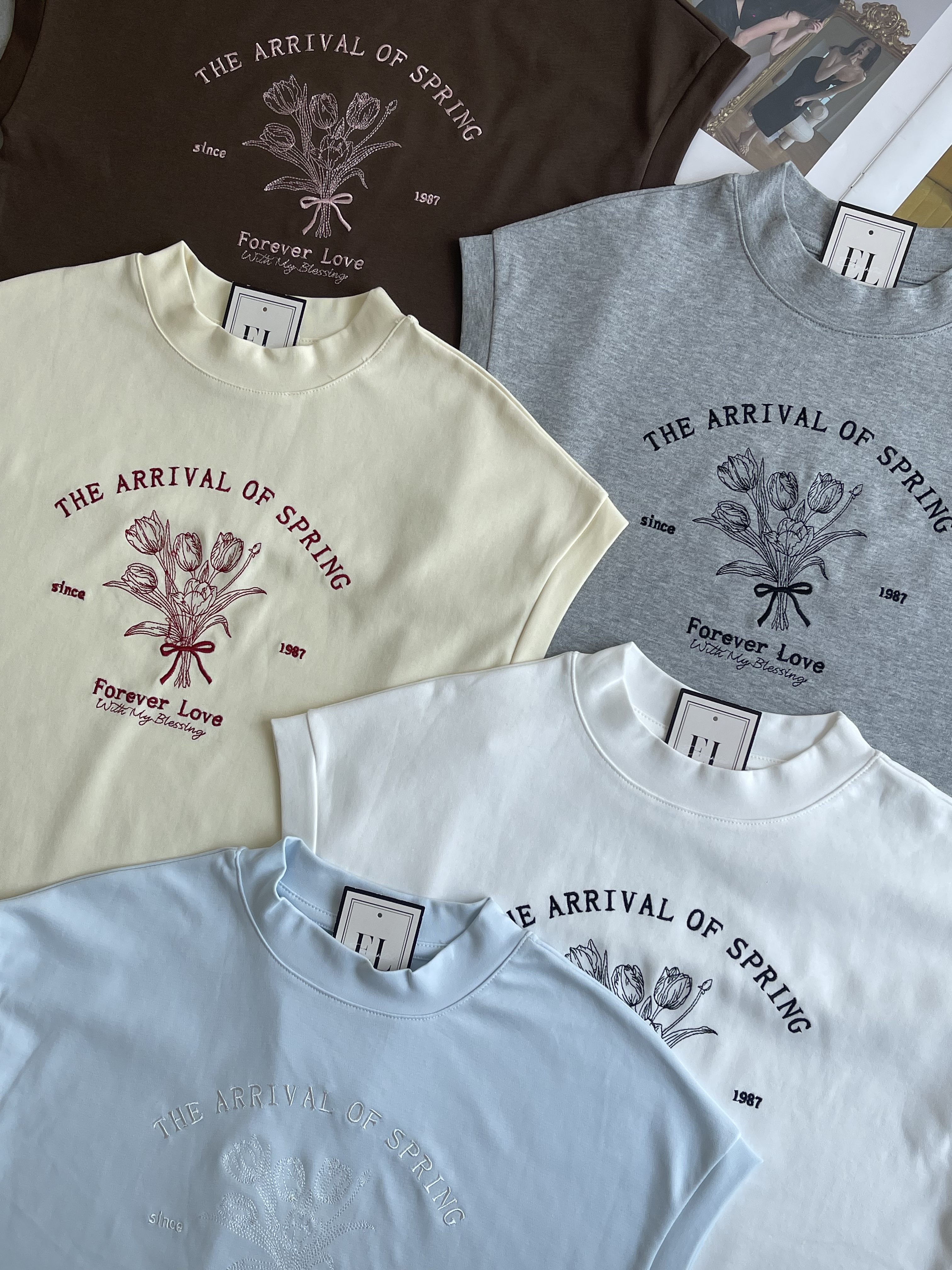 落肩袖贴脖领文字Tee