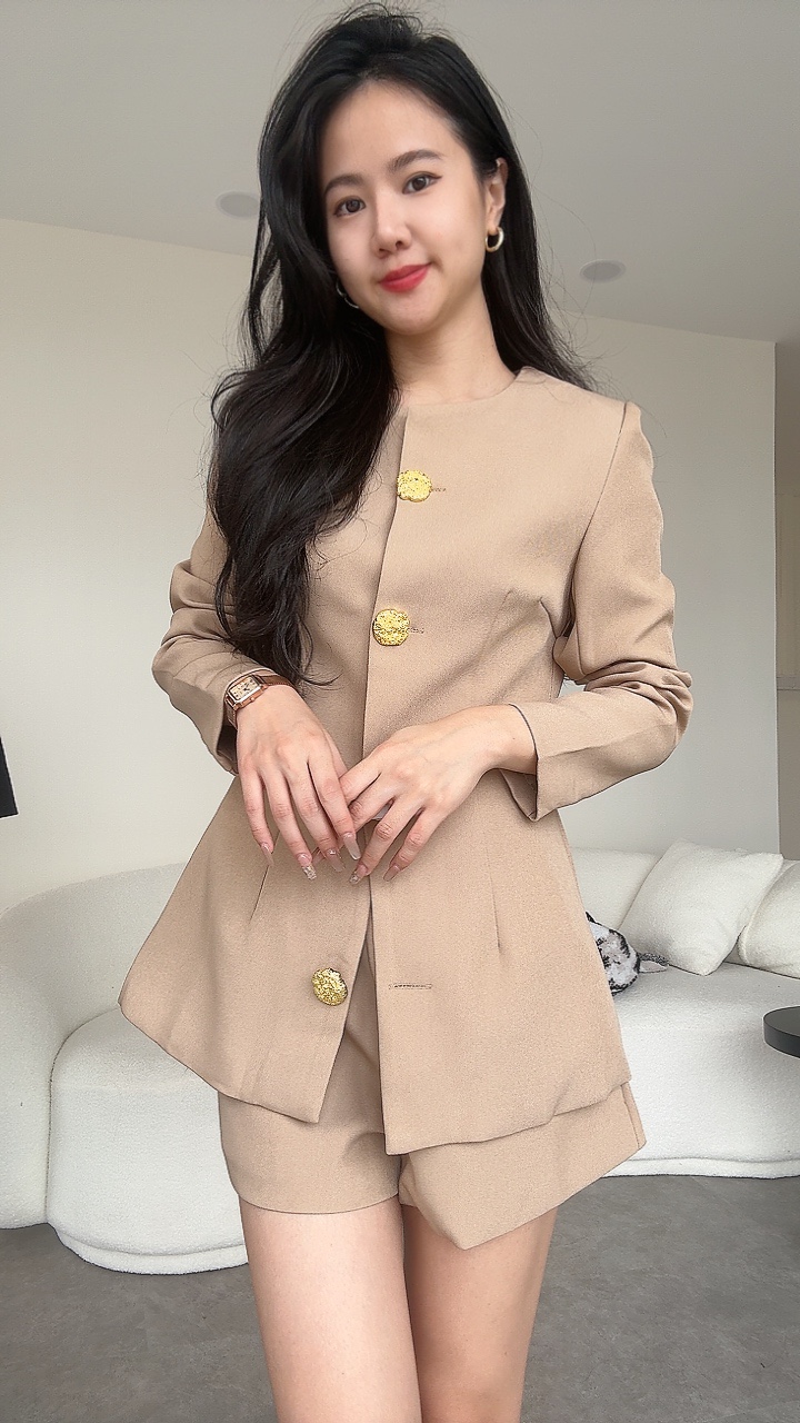  复古大金扣垫肩外套短裤套装