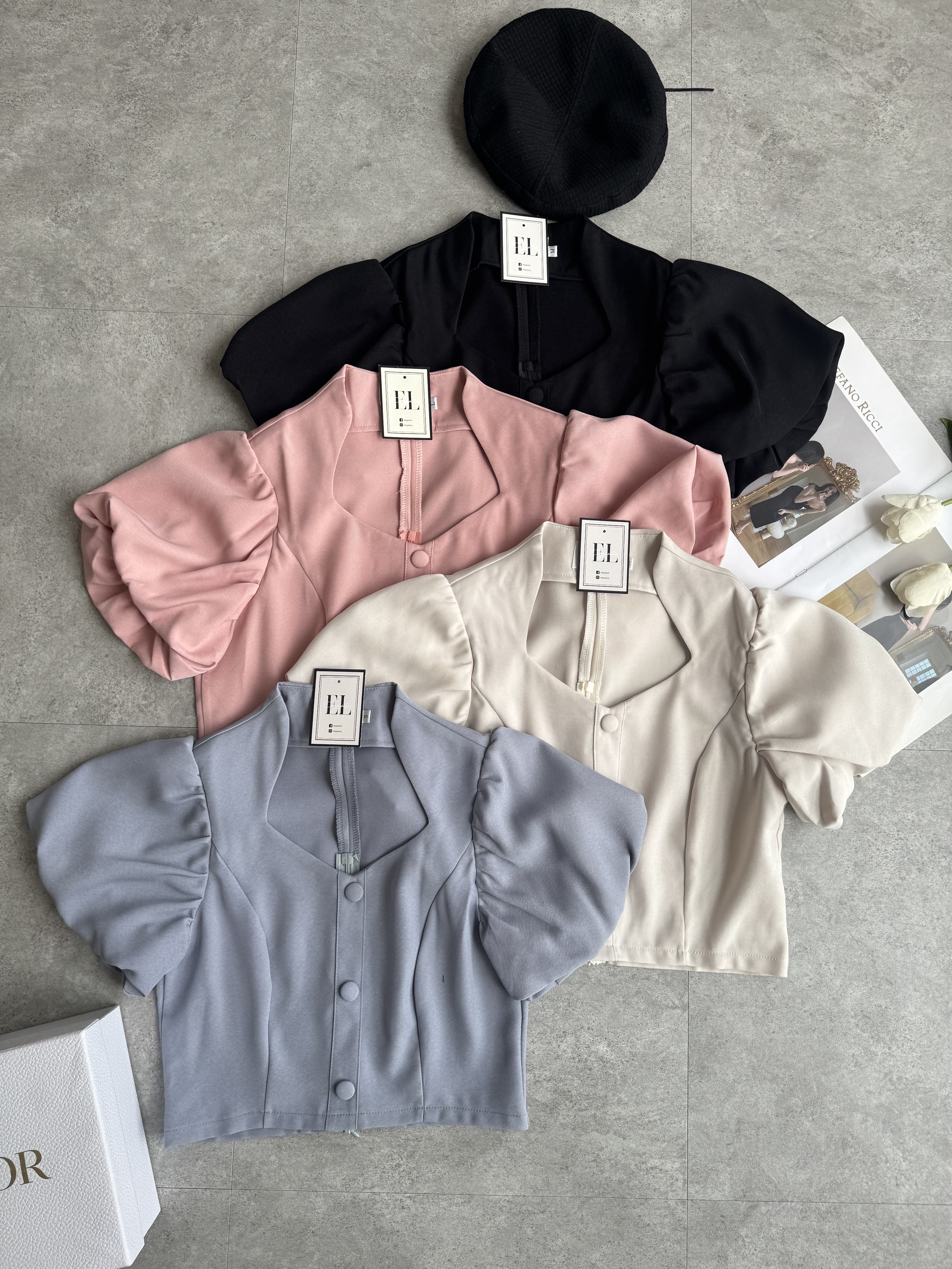 宫廷三角领泡袖Top