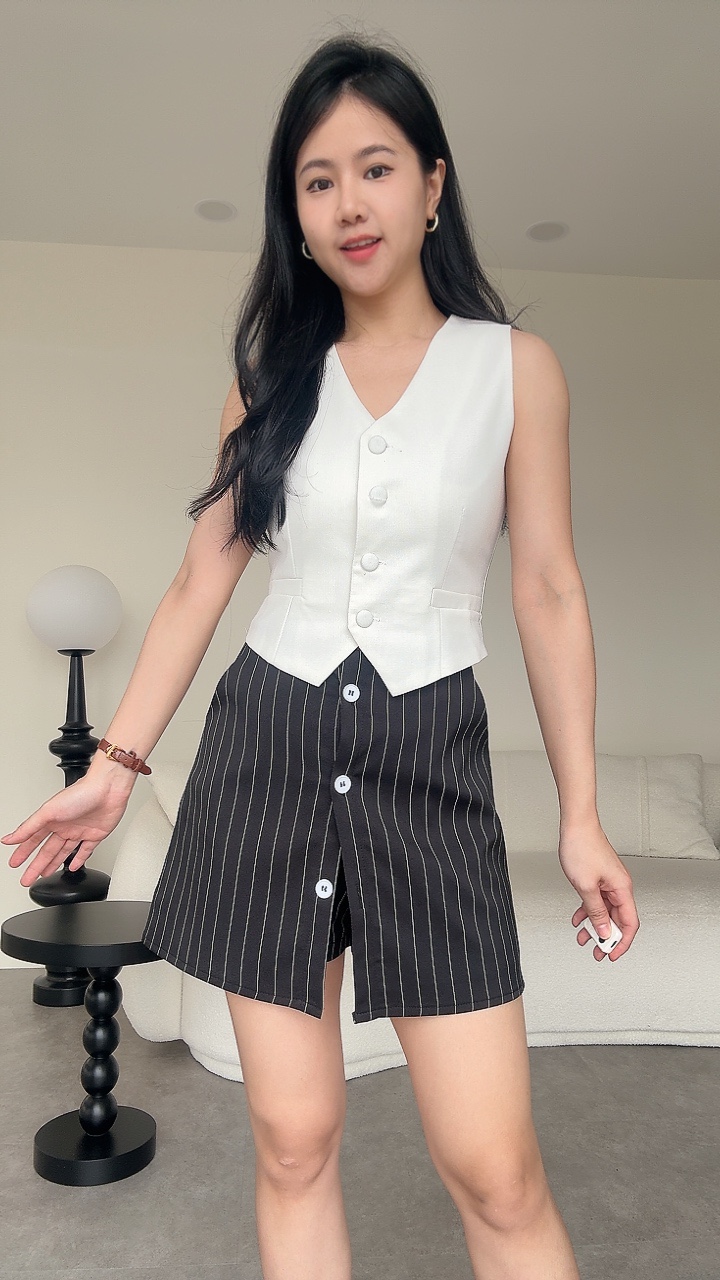 经典线条纽扣设计A短裙