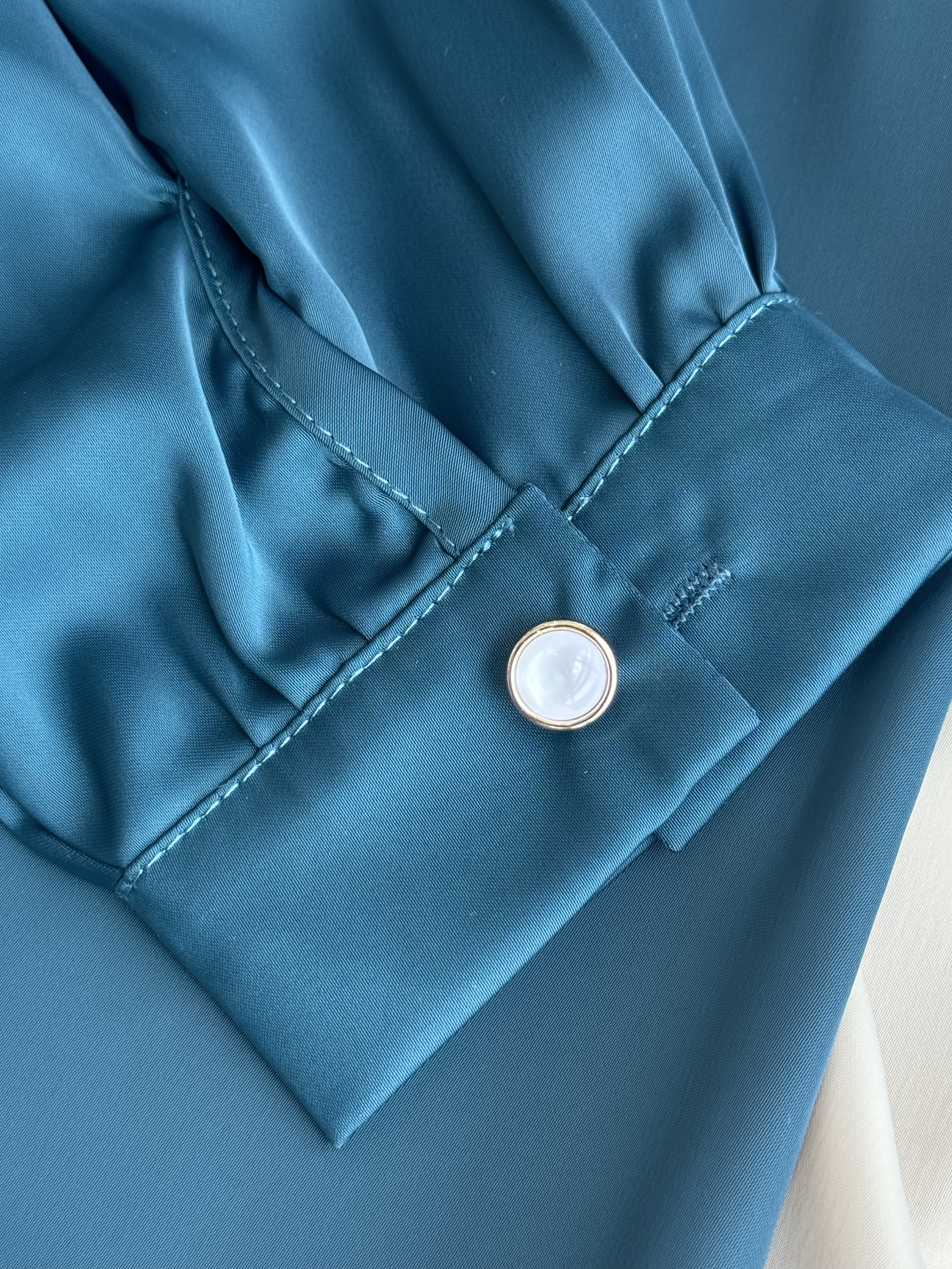 缎面波浪领长袖知性风Top