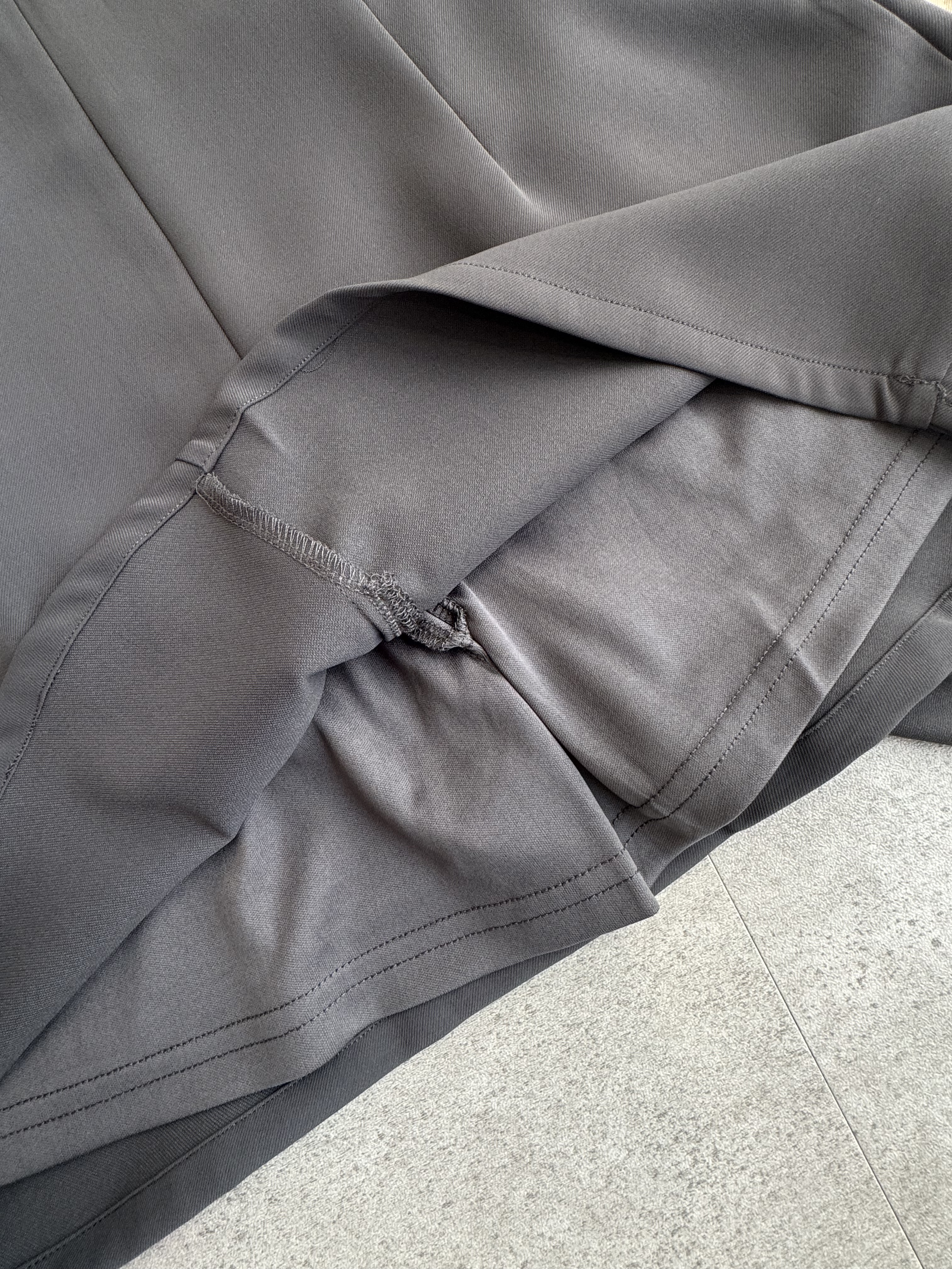 侧腰皱褶斜尾滑面短裙