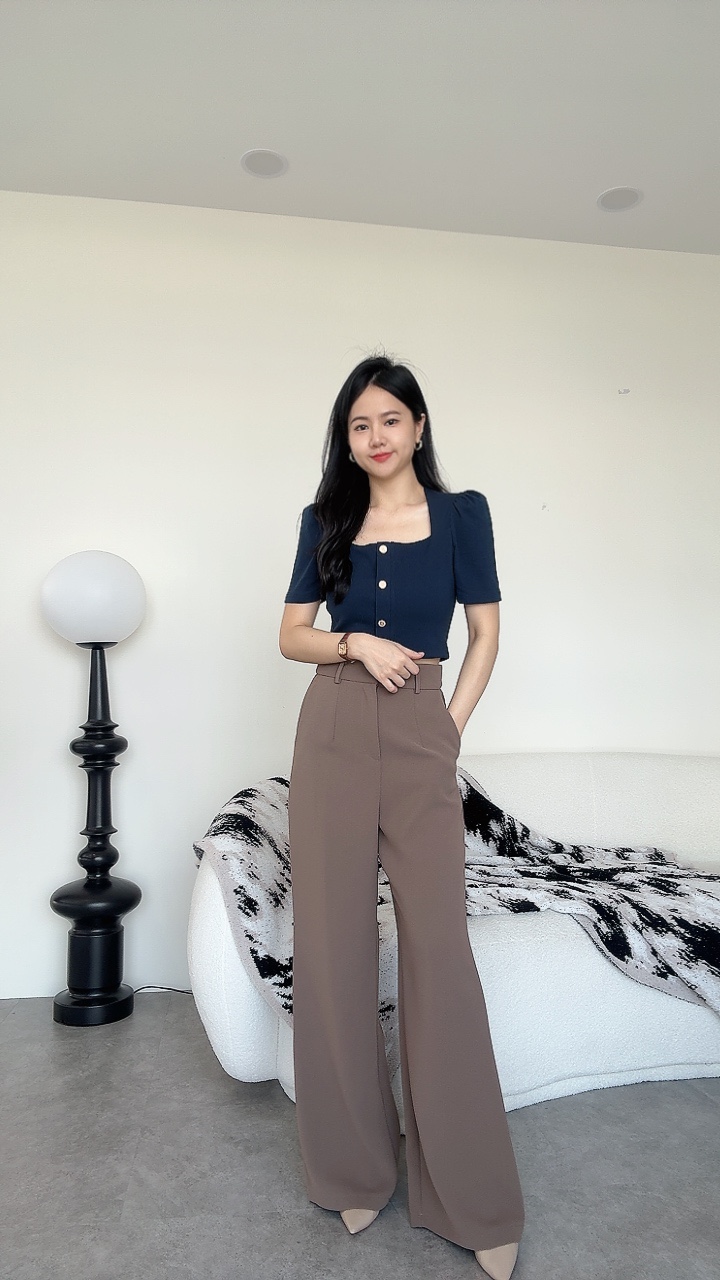 公主袖三角领金扣上衣