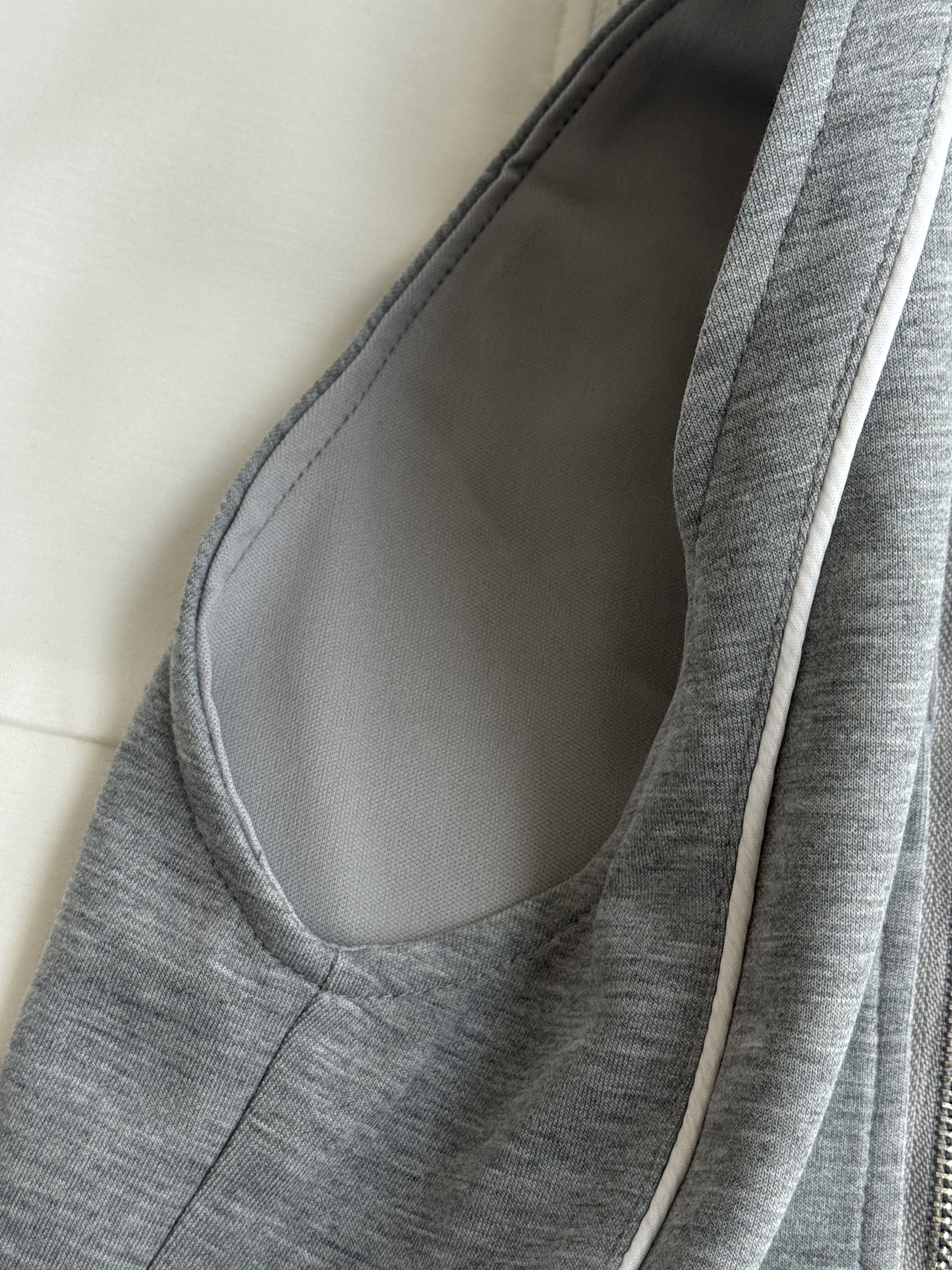 Sporty线条削肩款上衣