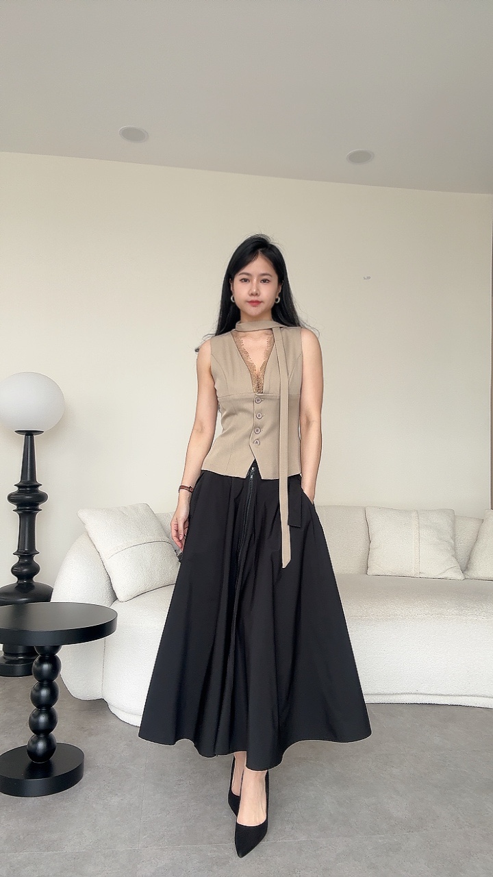 低领蕾丝边颈项带马甲