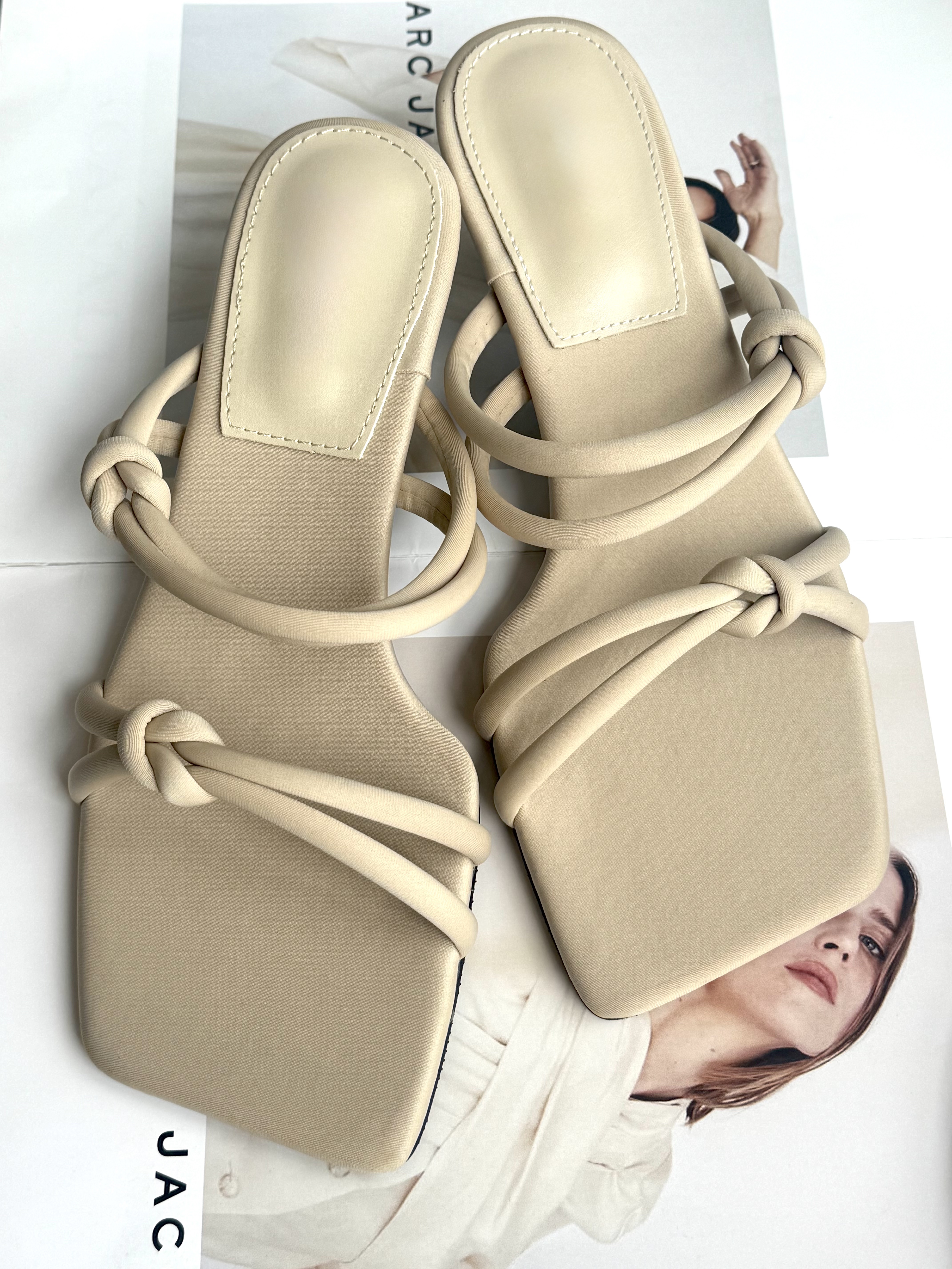 双带结高跟凉鞋