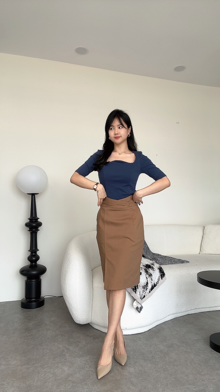 中袖圆弧方领上衣