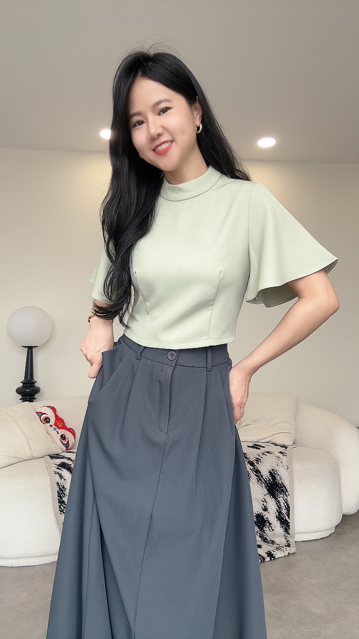 喇叭袖高领Top