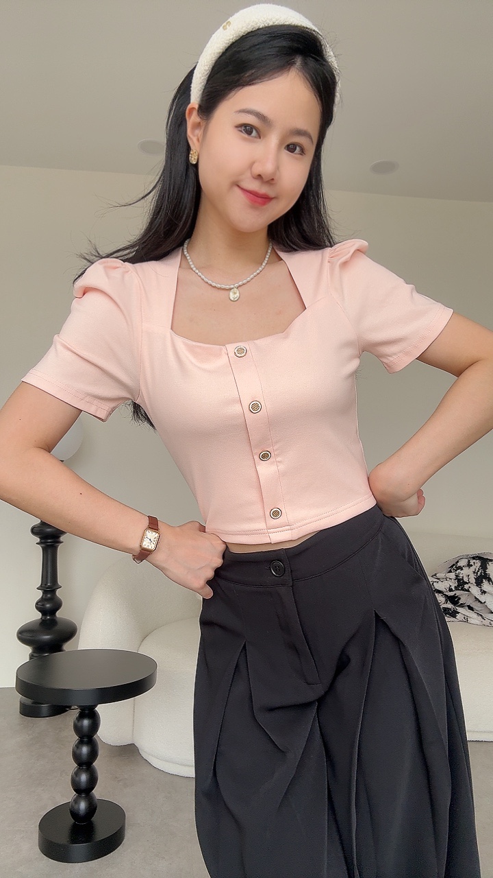 公主袖三角领金扣上衣