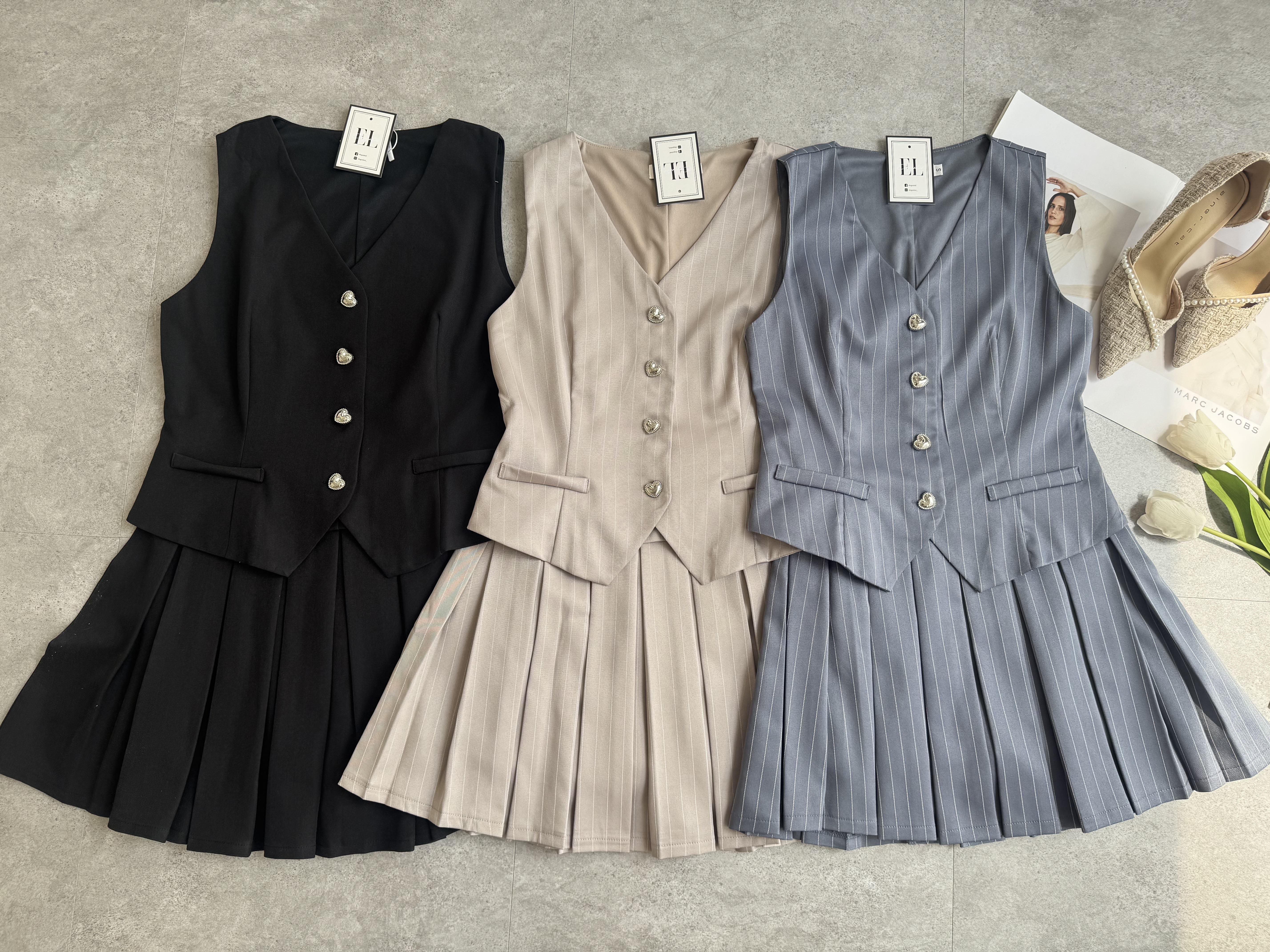 爱心银扣马甲百褶裙套装