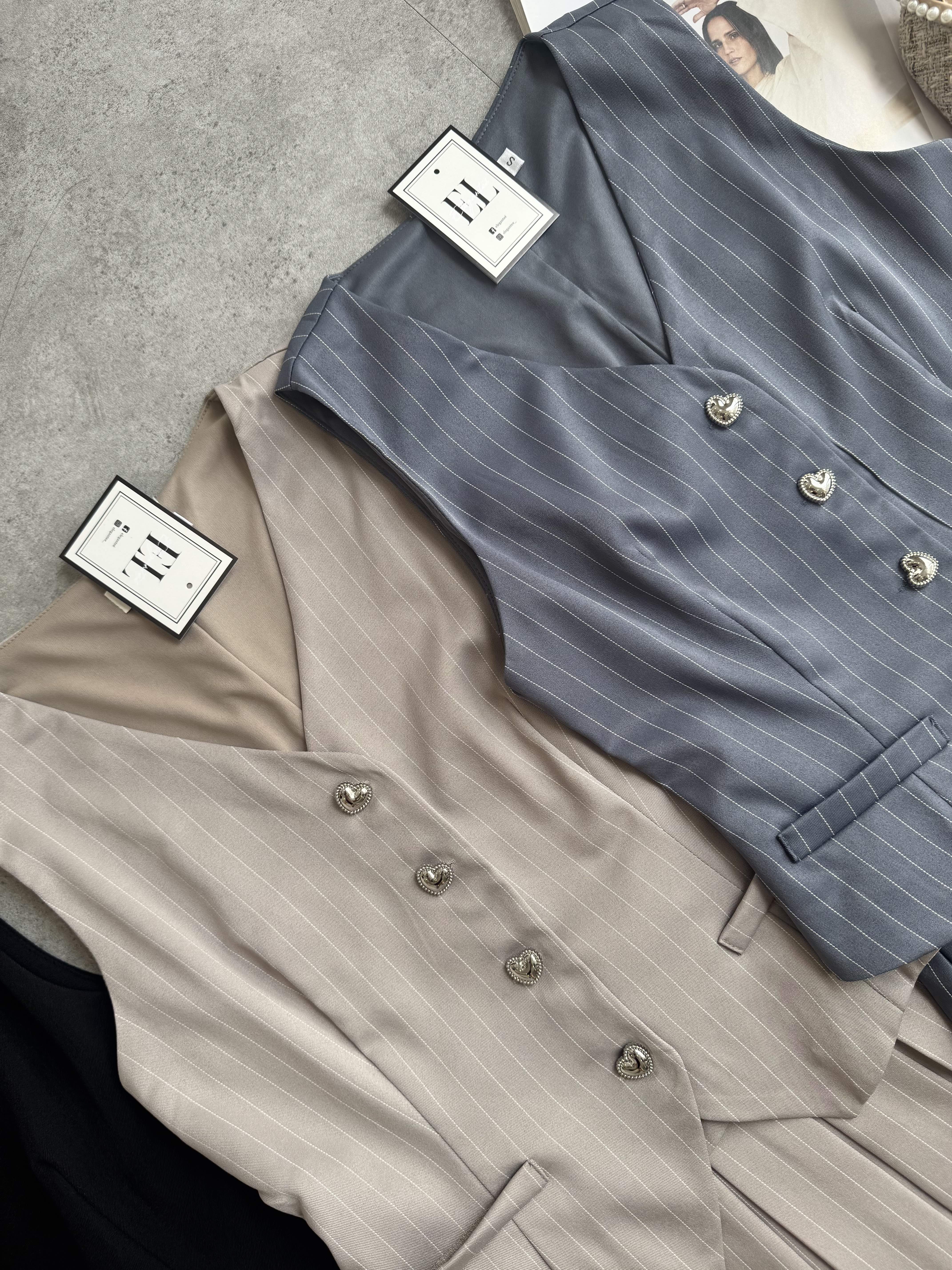 爱心银扣马甲百褶裙套装