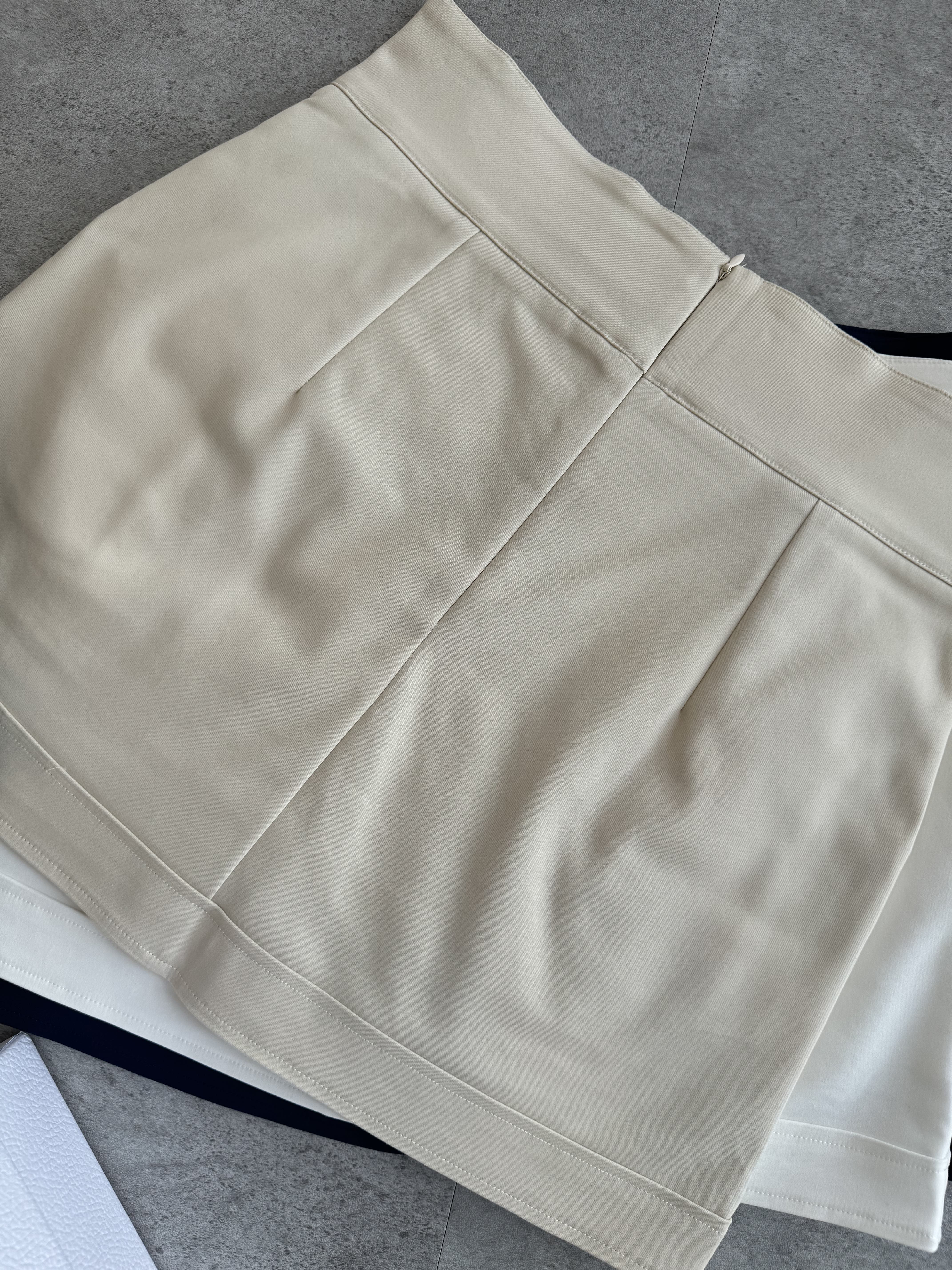 厚腰线下摆卷边短裙