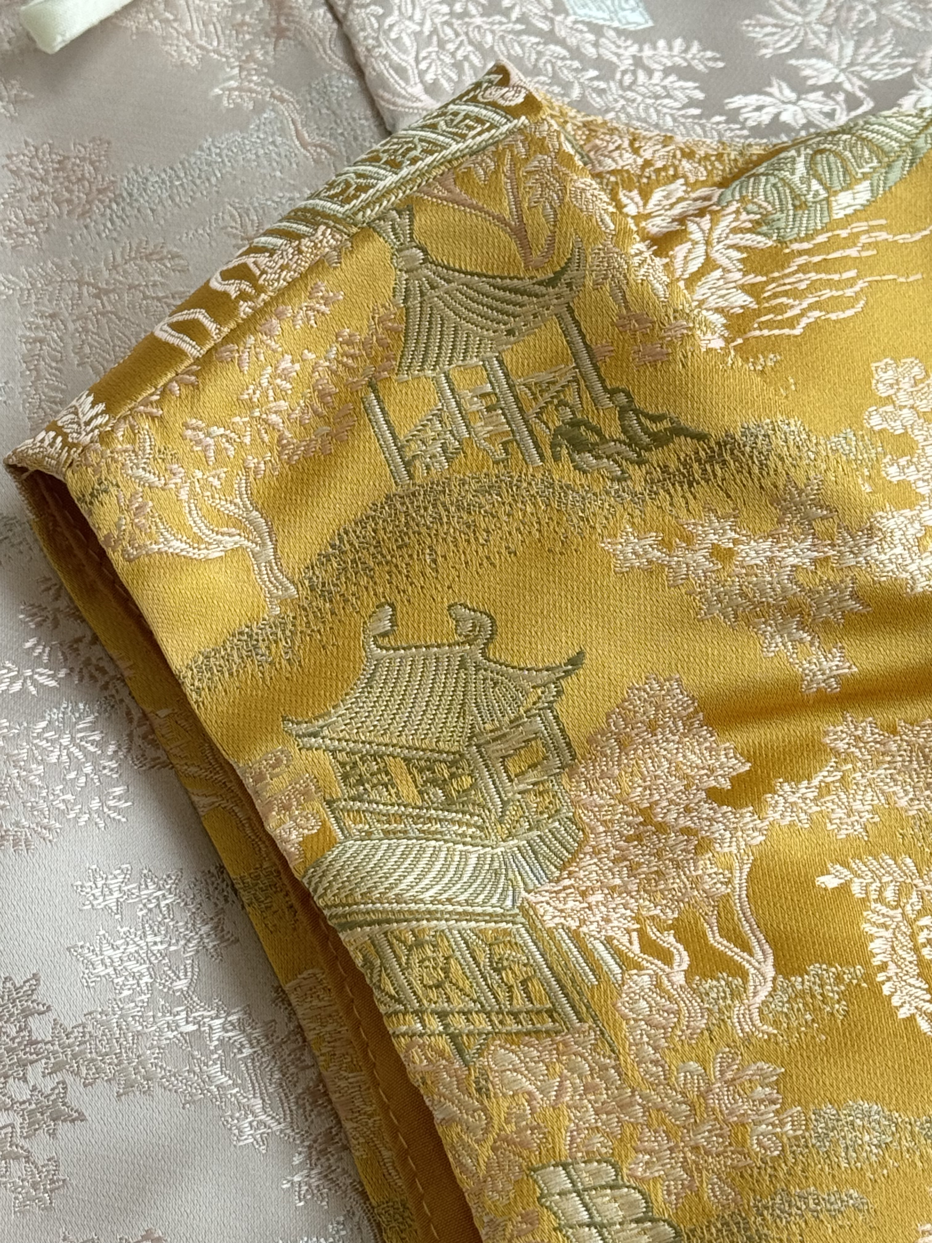 《新年》阁楼花园刺绣图马甲