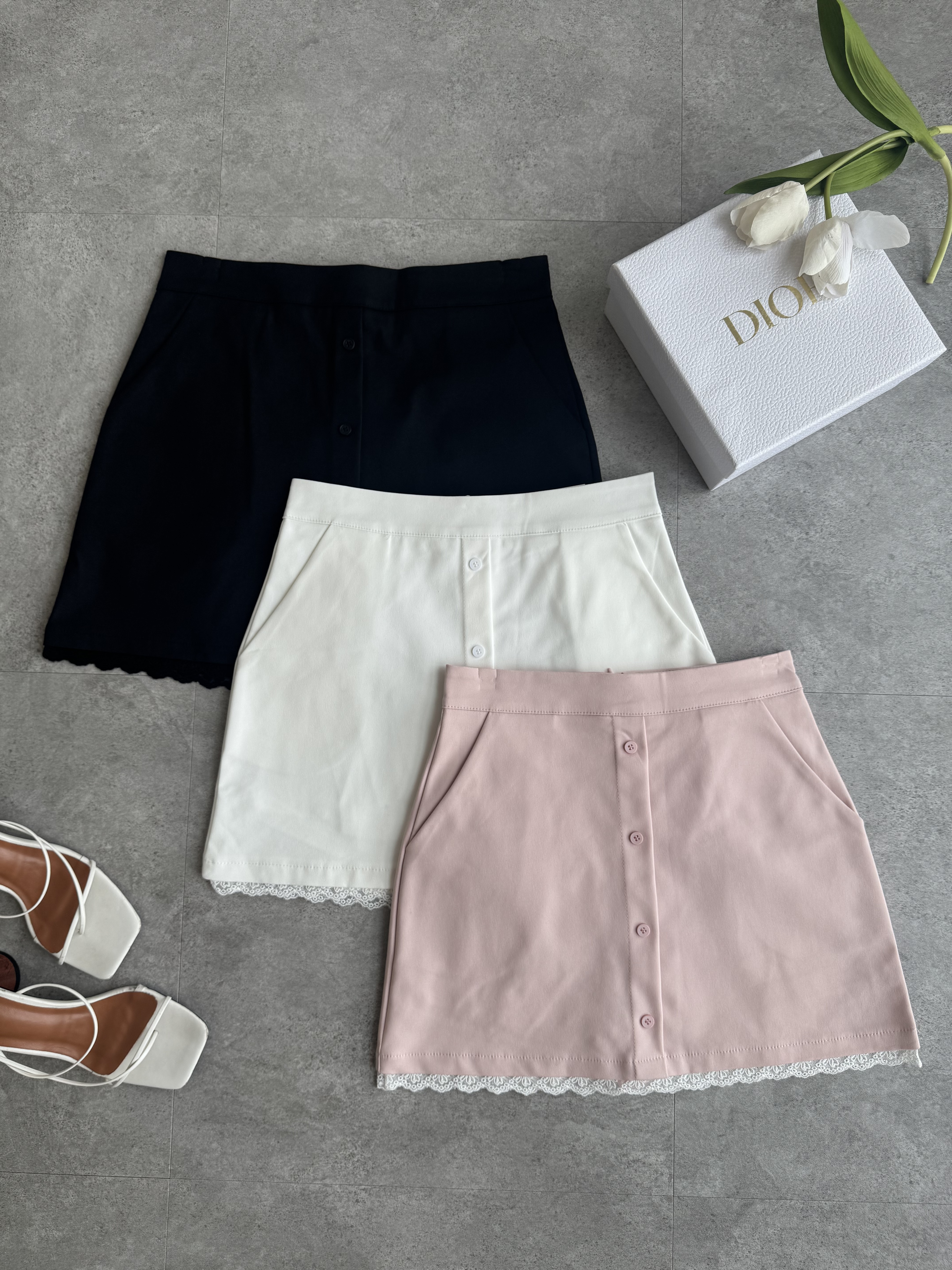 蕾丝边A纽扣设计短裙