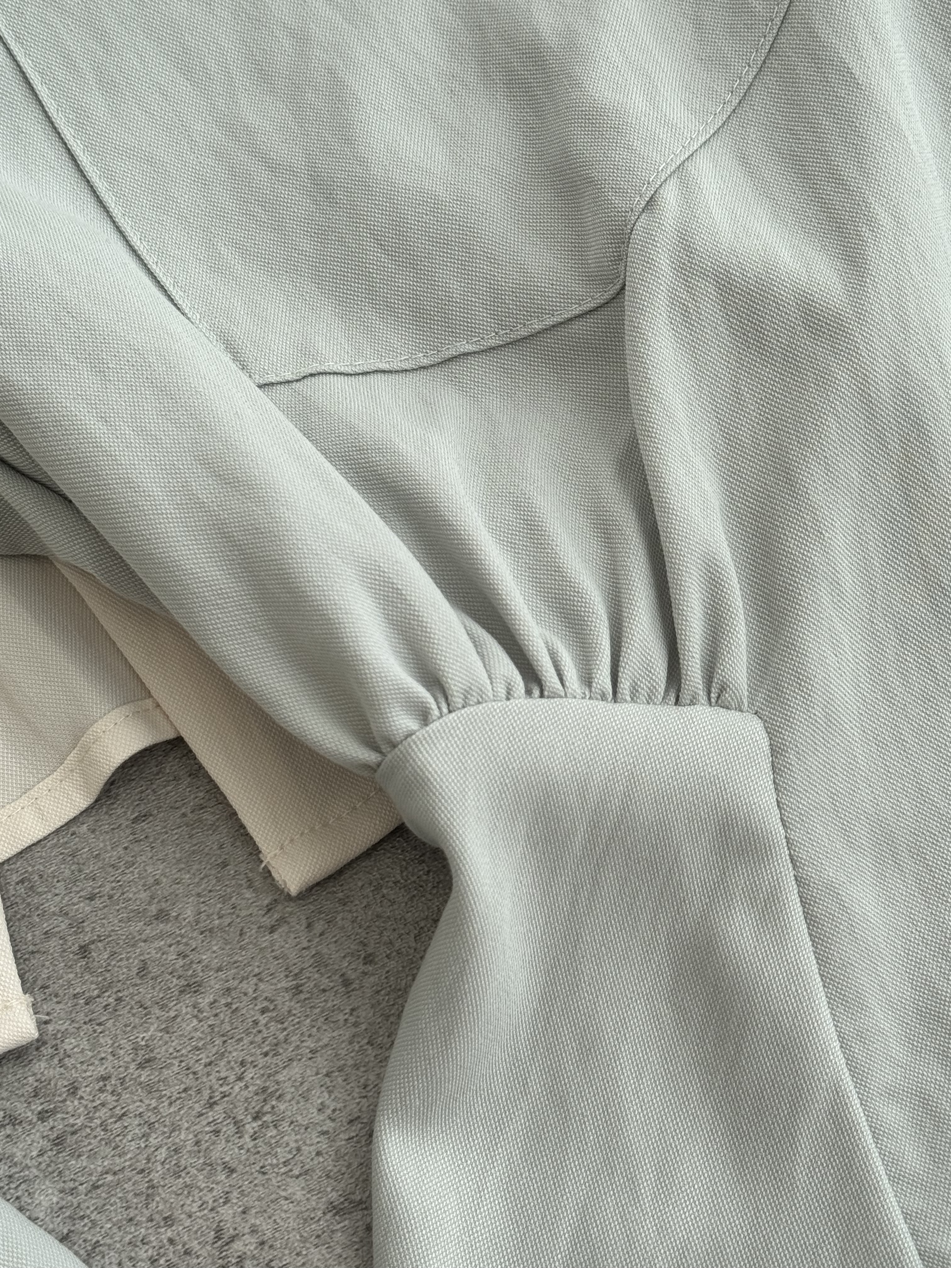 软麻感修腰设计V领长袖衬衫