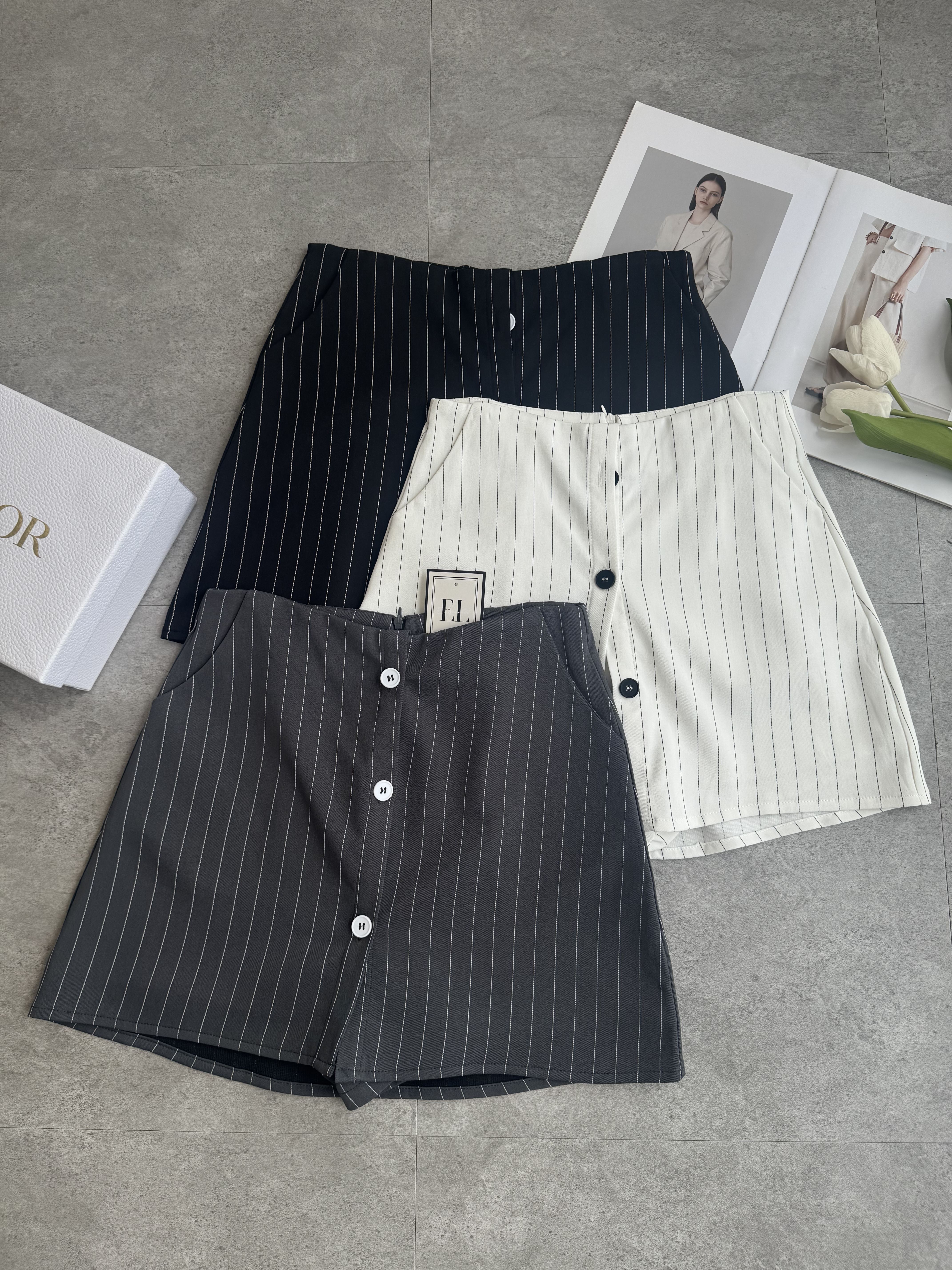 经典线条纽扣设计A短裙
