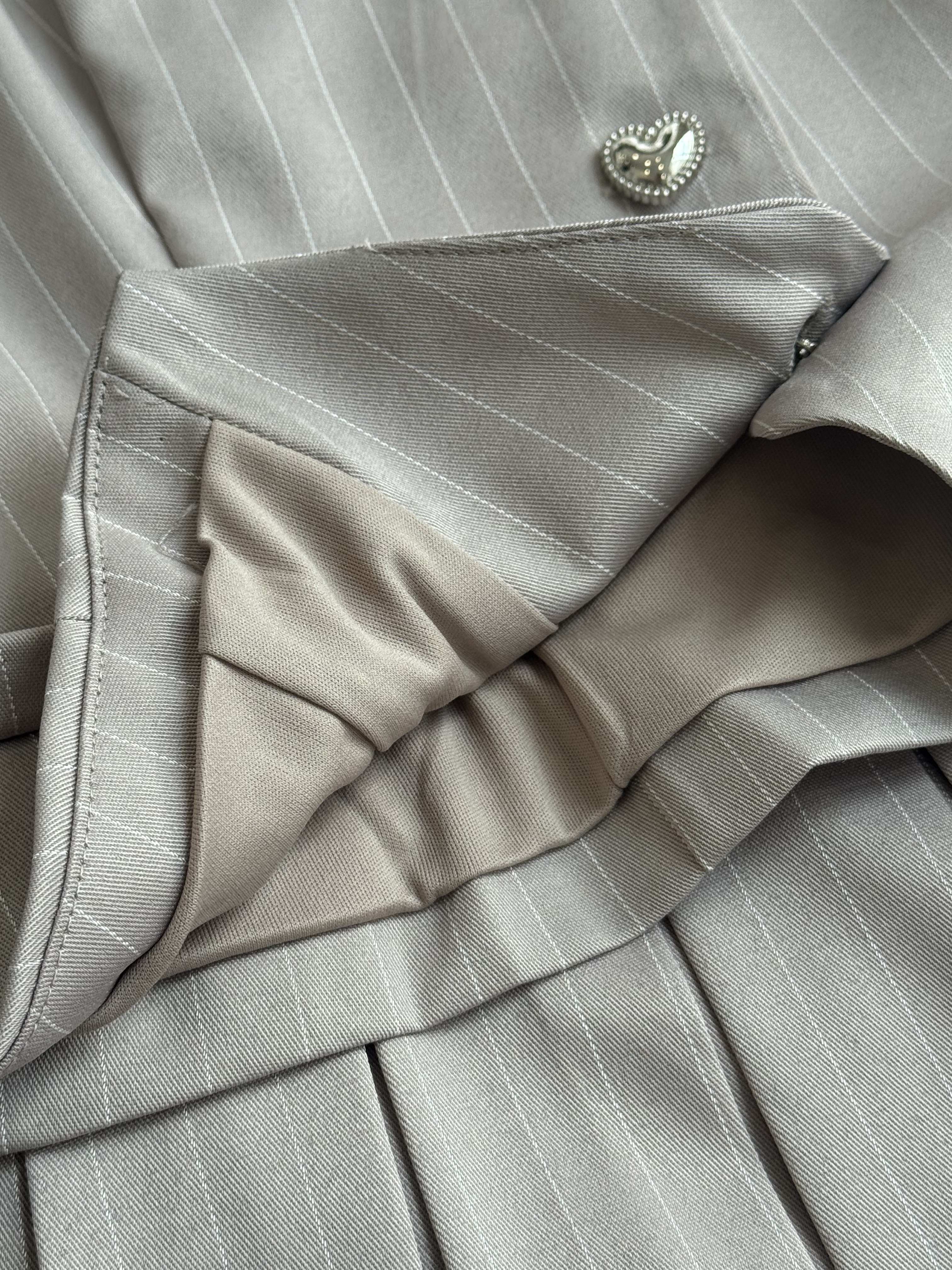 爱心银扣马甲百褶裙套装