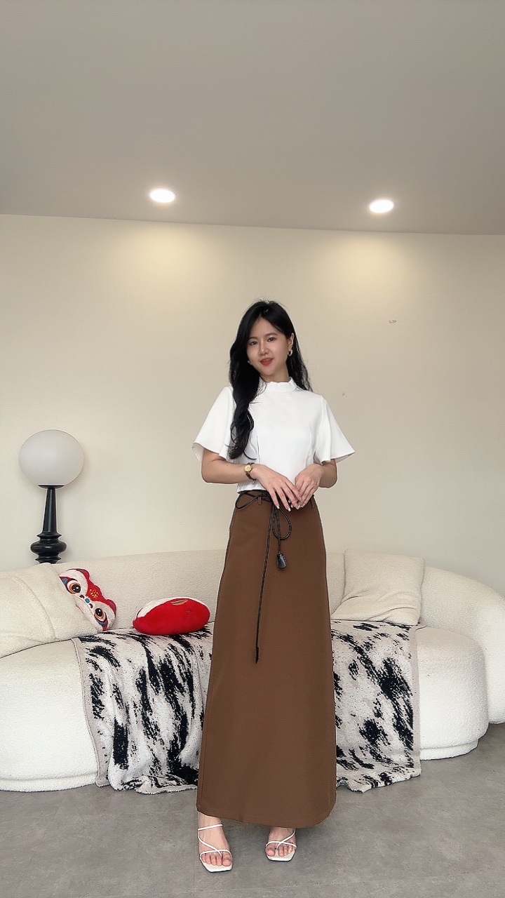 简约直筒黑圆皮带长裙