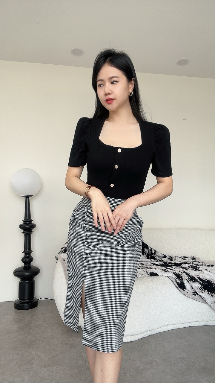 公主袖三角领金扣上衣