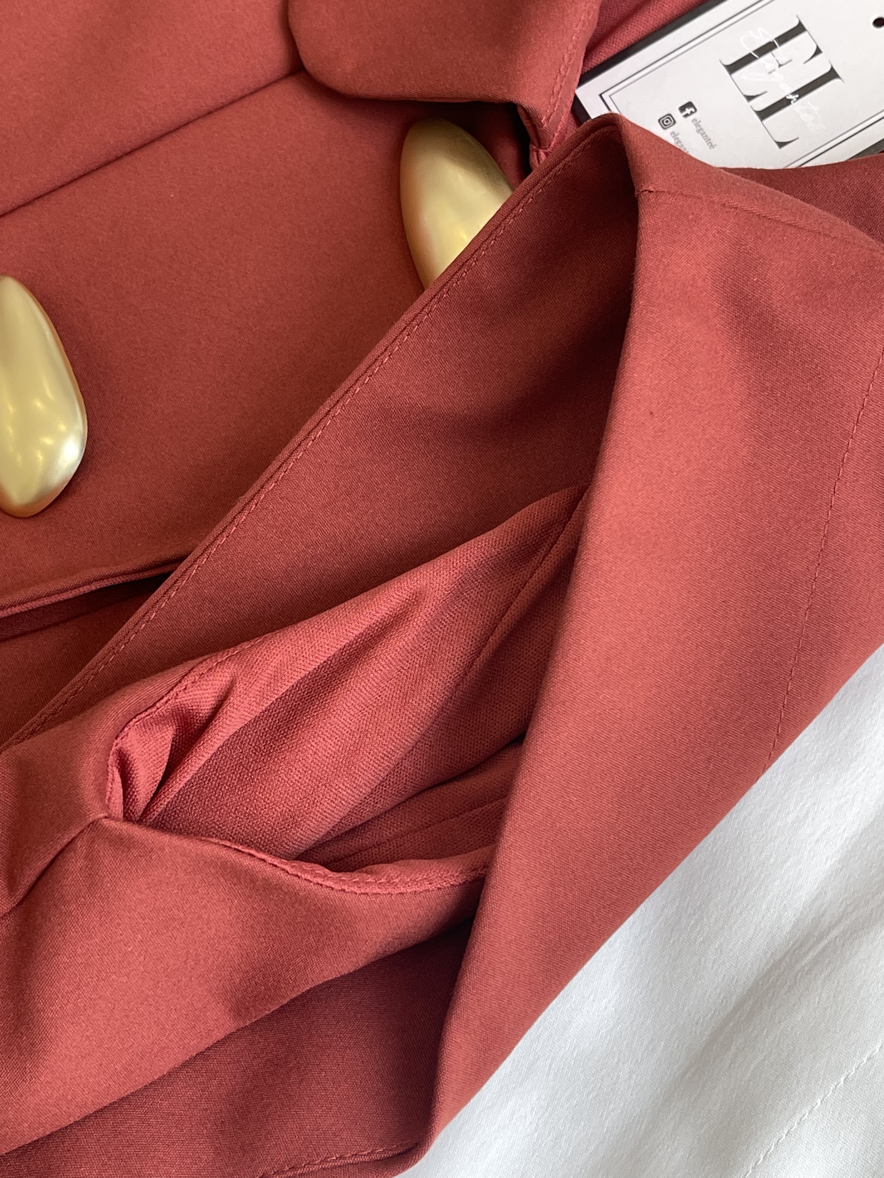 个性大椭圆金扣过肩袖Top