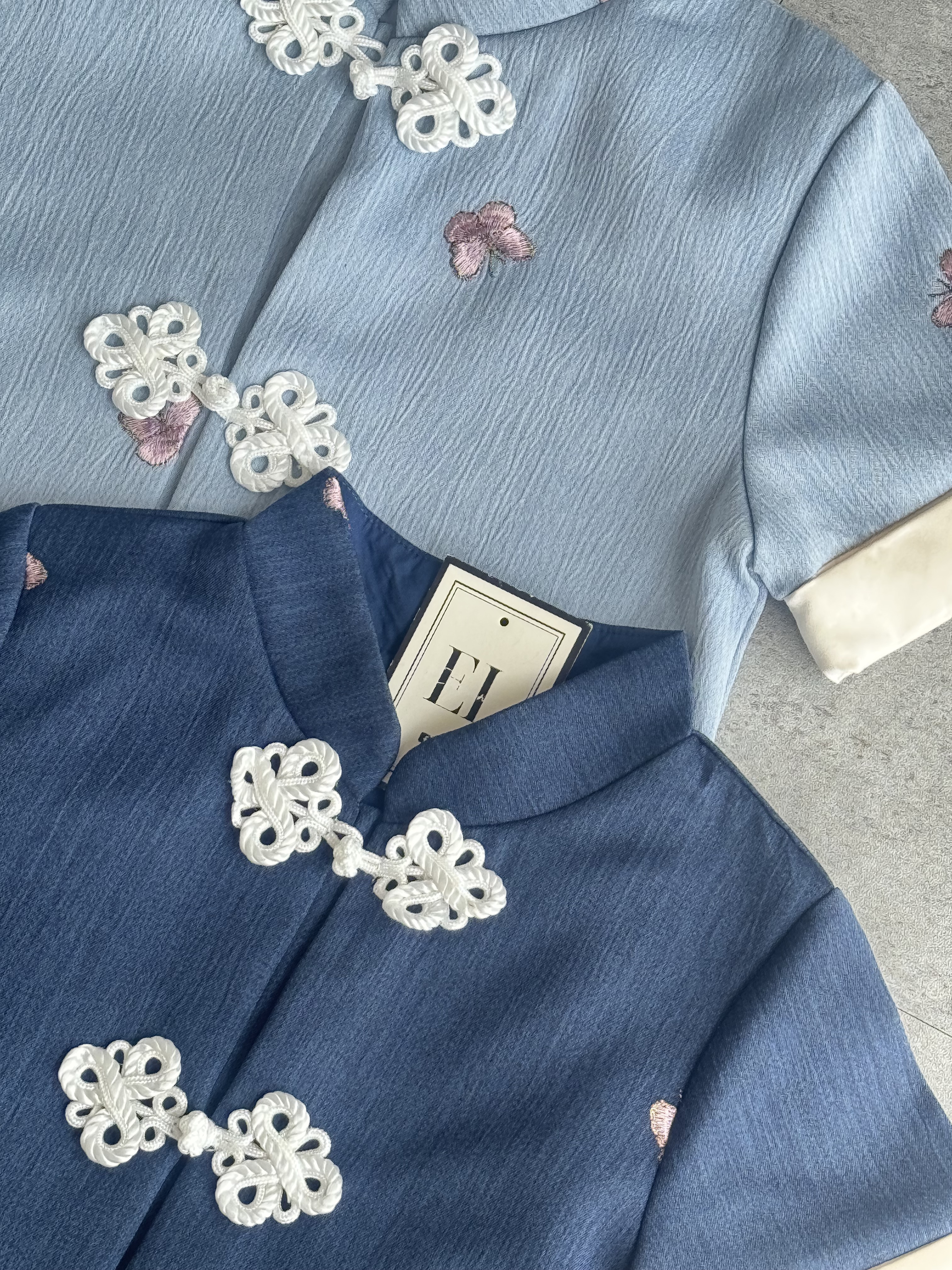 《男童》粉蝴蝶刺绣高质感纹理面料旗袍