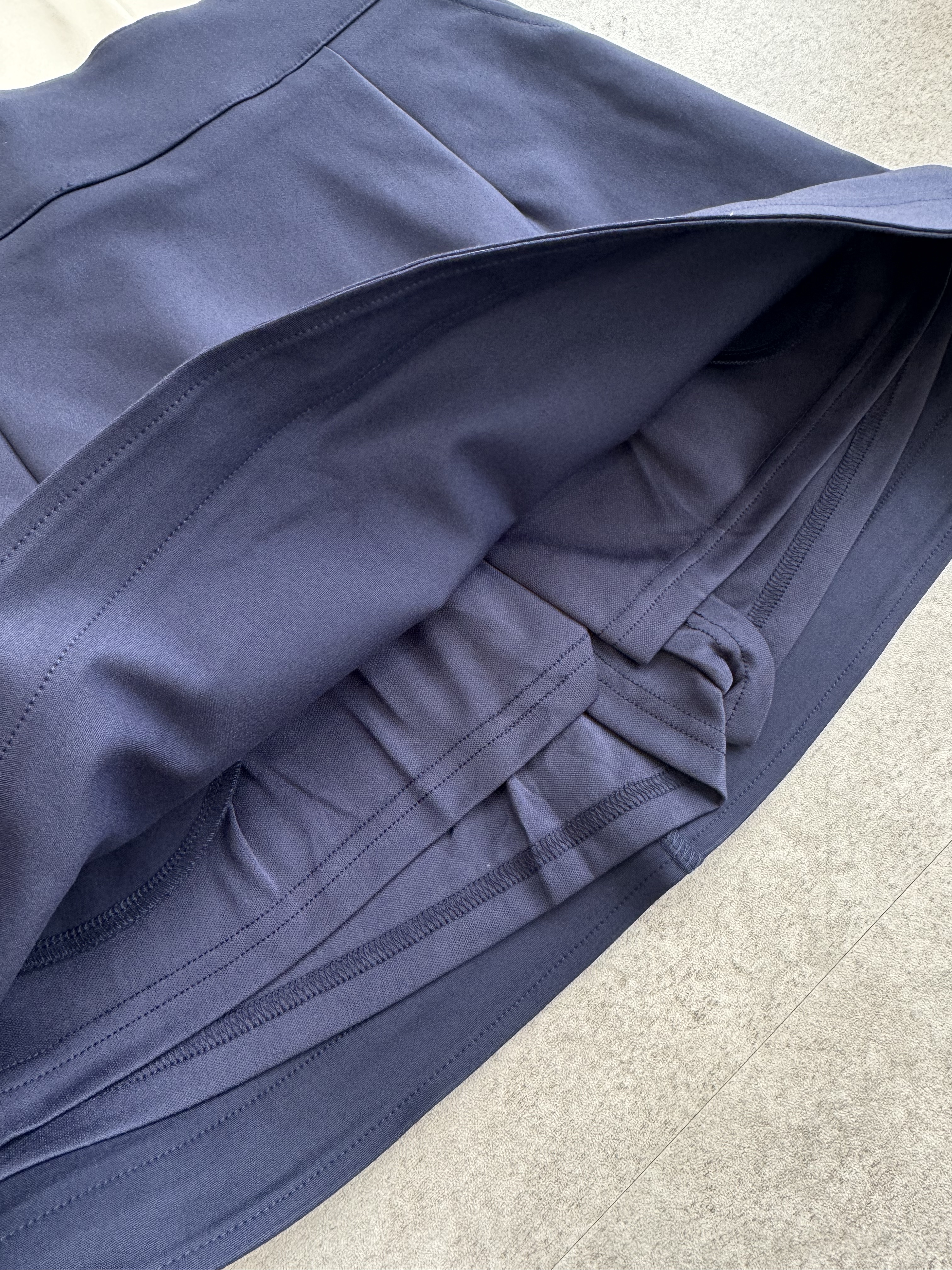 厚腰线下摆卷边短裙