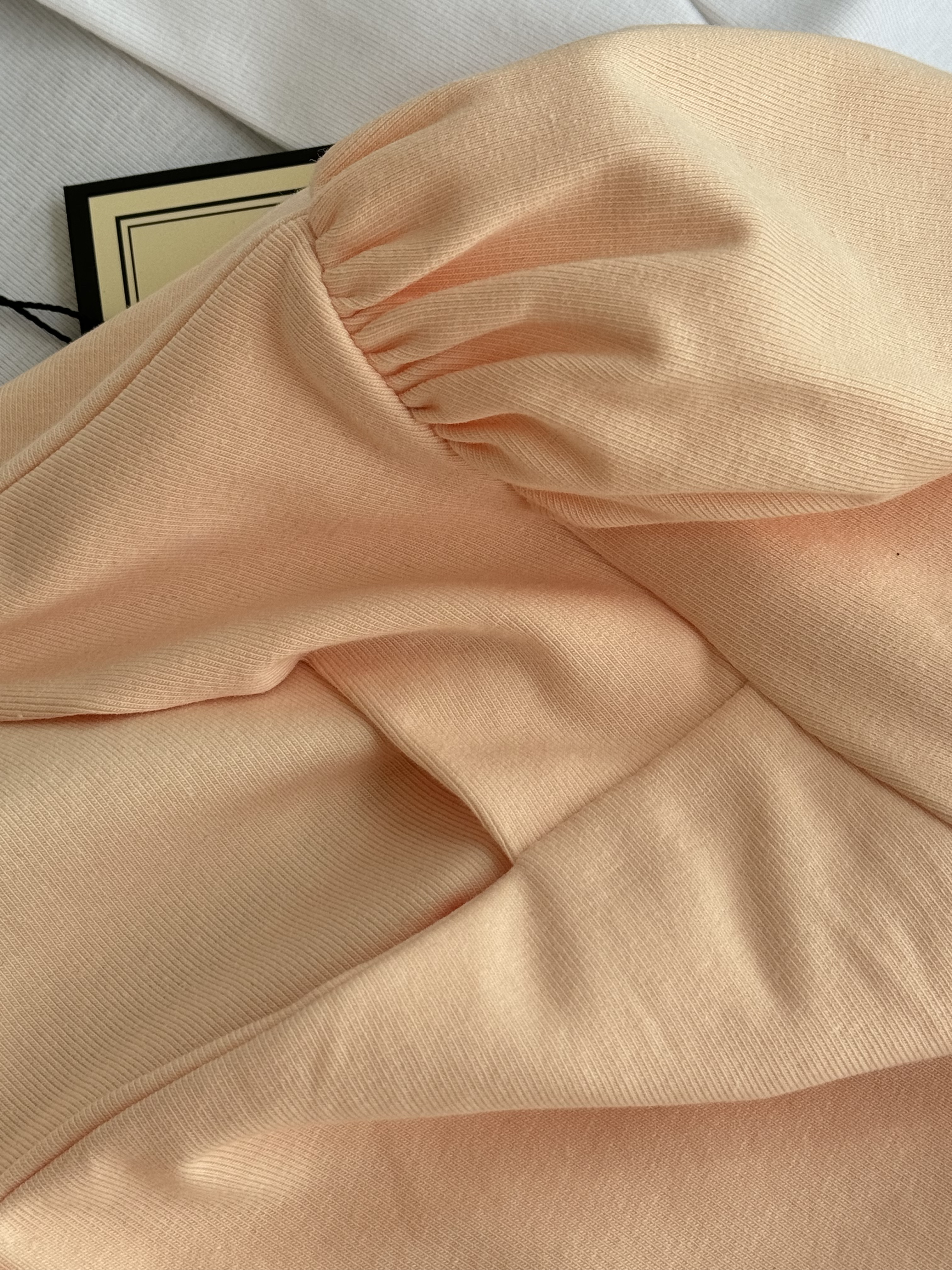 公主袖三角领金扣上衣