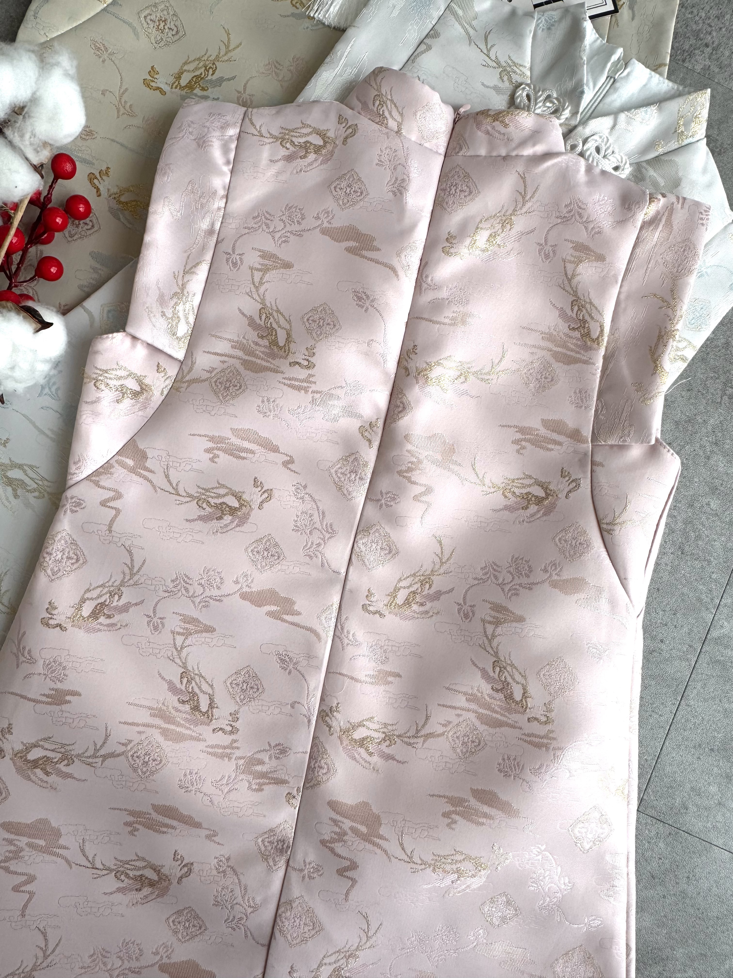 《女童》仙境火云刺绣旗袍