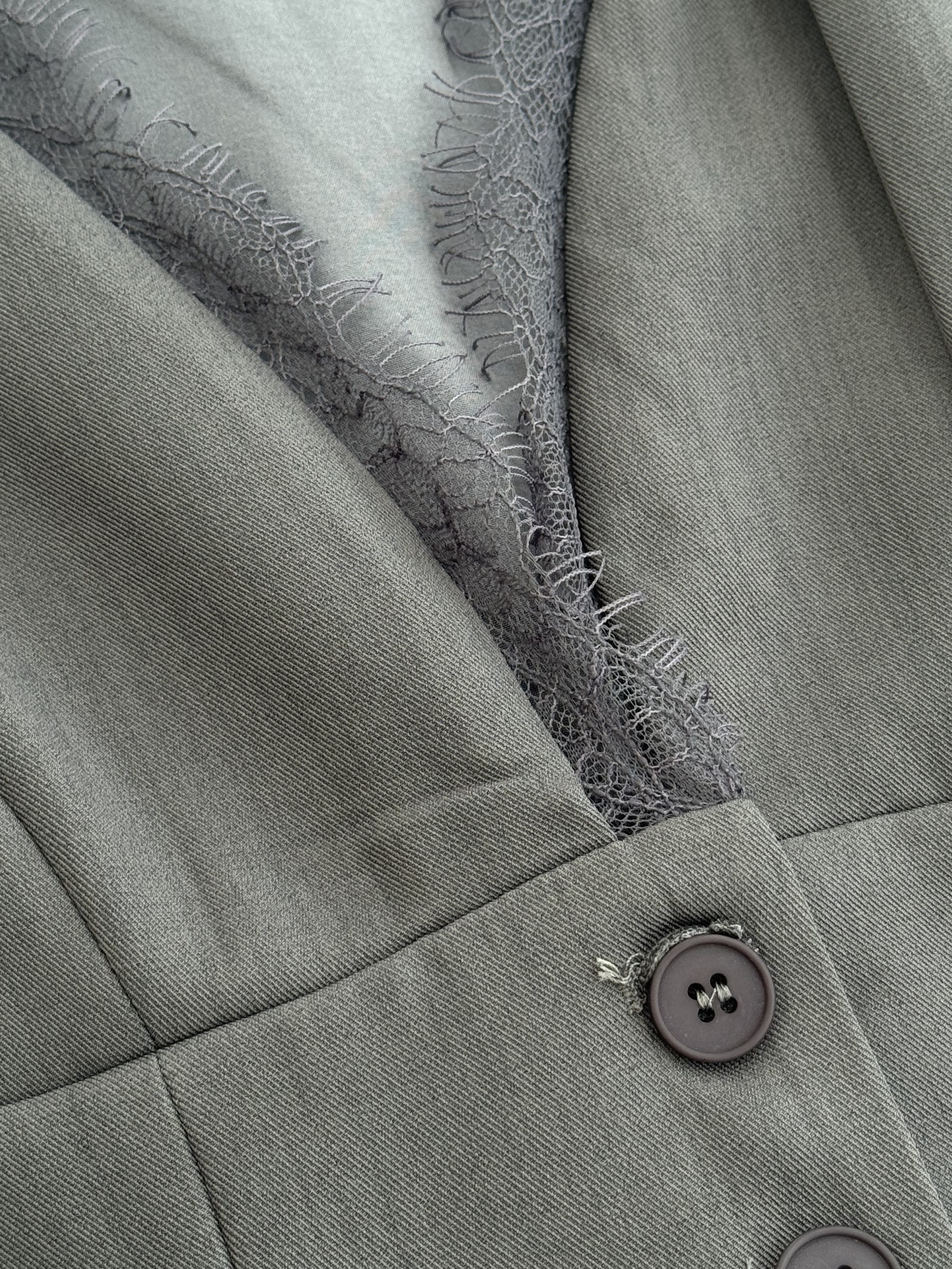 低领蕾丝边颈项带马甲