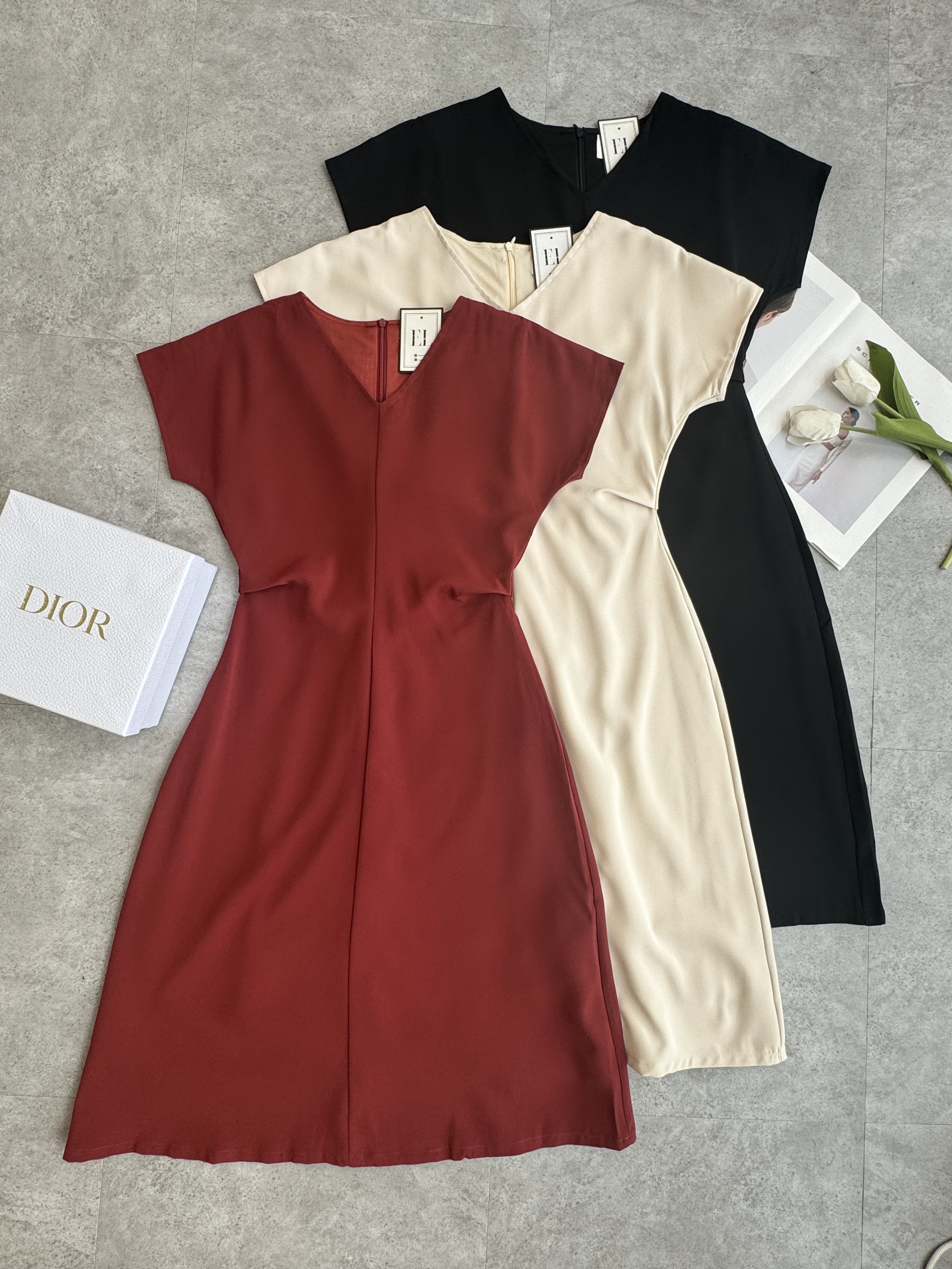 简约大方文雅修腰滑面Dress