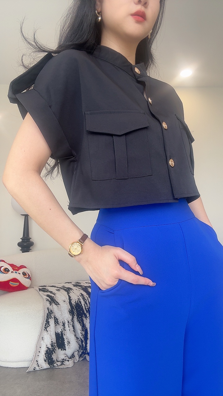 金扣扣卷袖军肩带抗皱Top