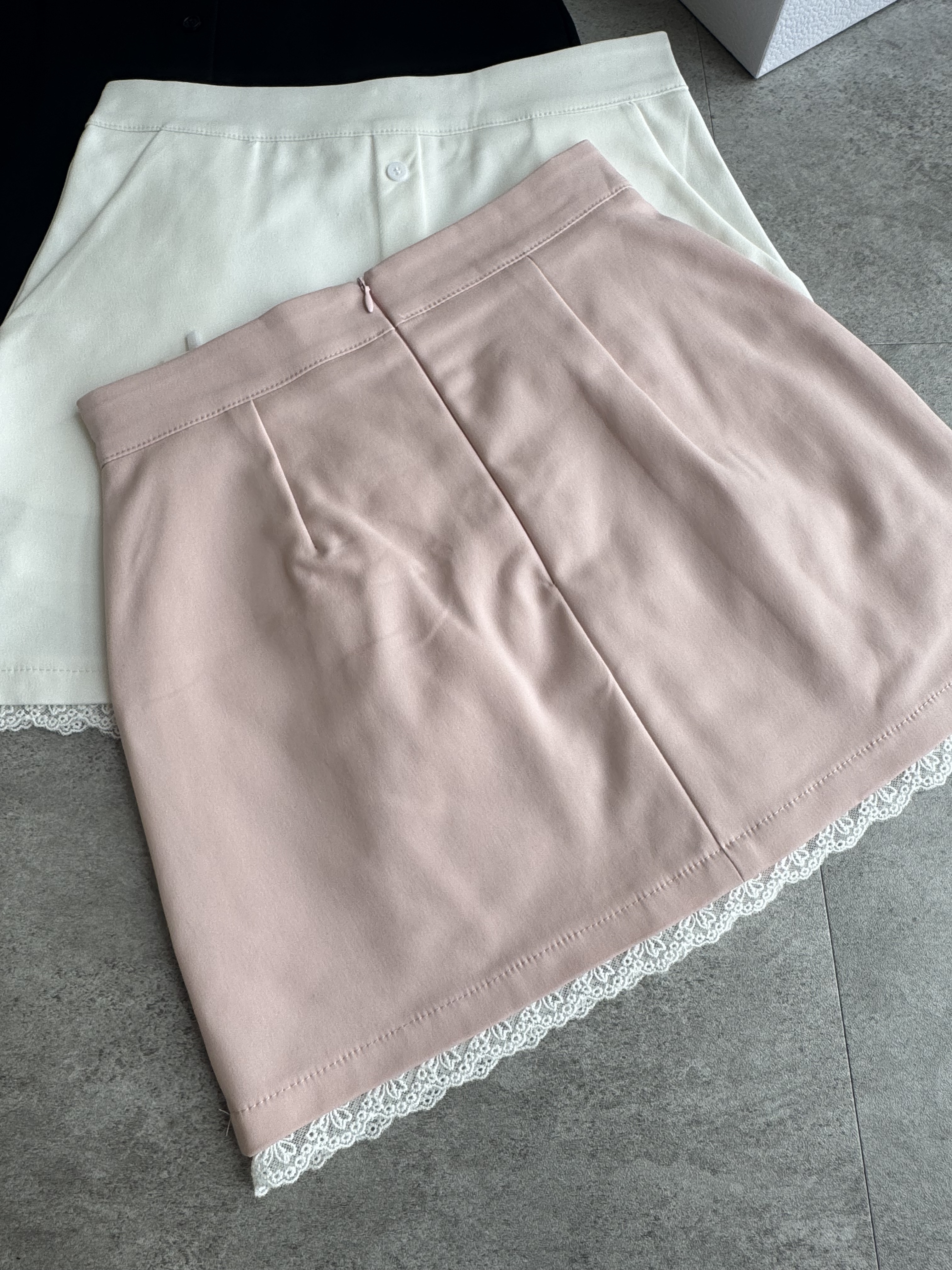 蕾丝边A纽扣设计短裙