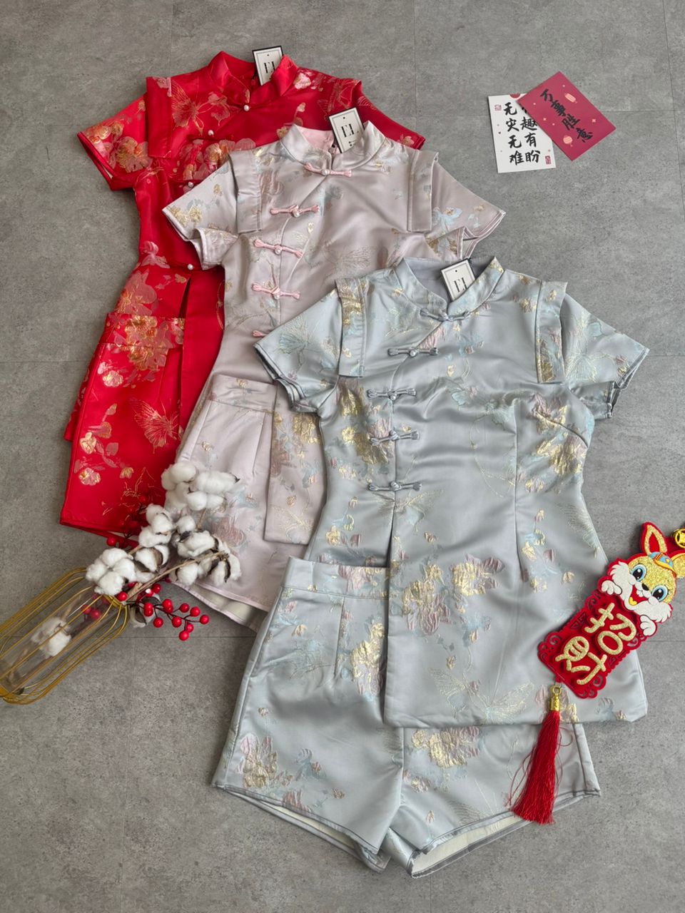 《新年》披肩配短袖长衣短裤缎面刺绣套装